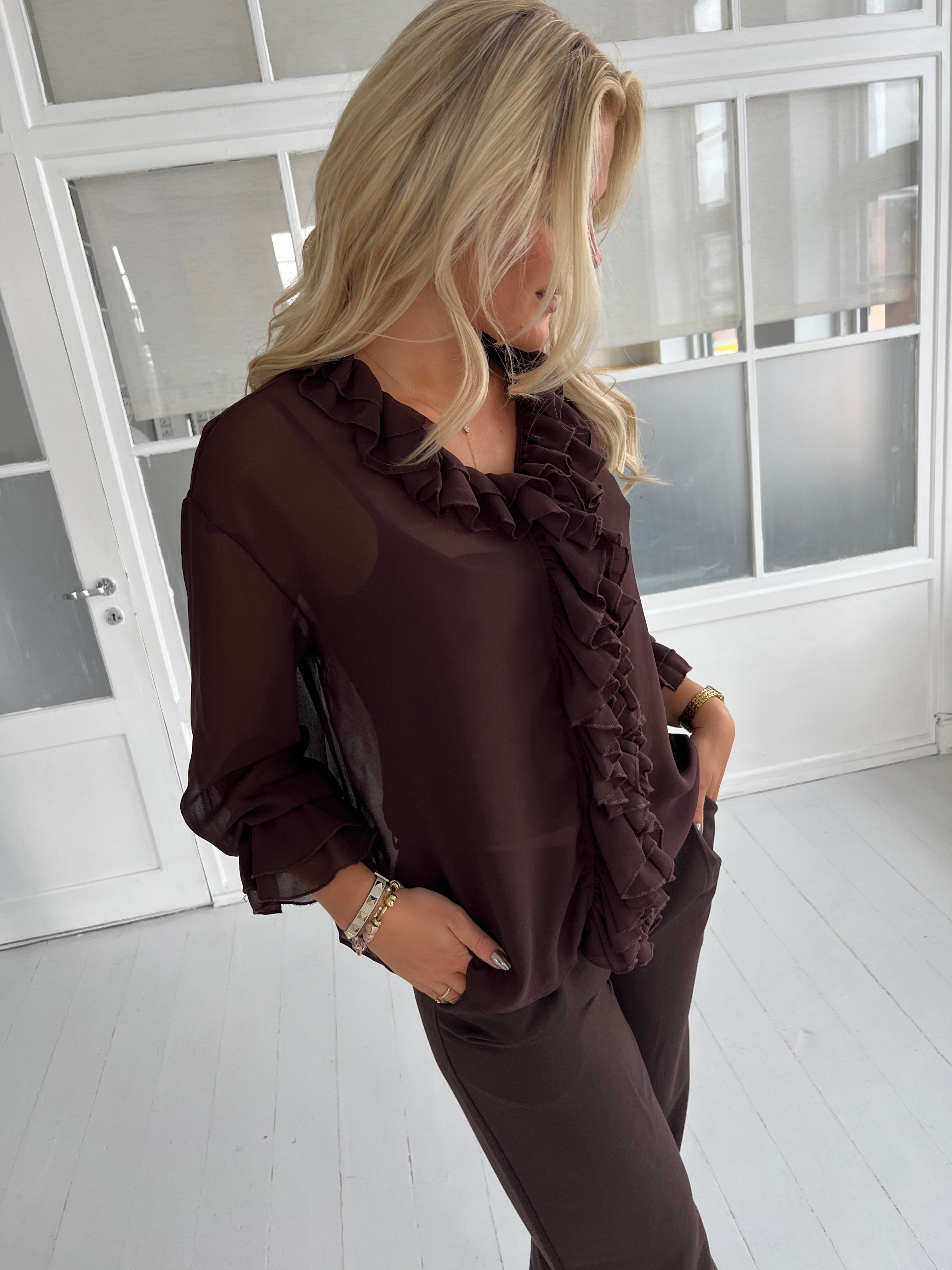 Azaka choko ruffle shirt fra webshoppen Aaberg Copenhagen