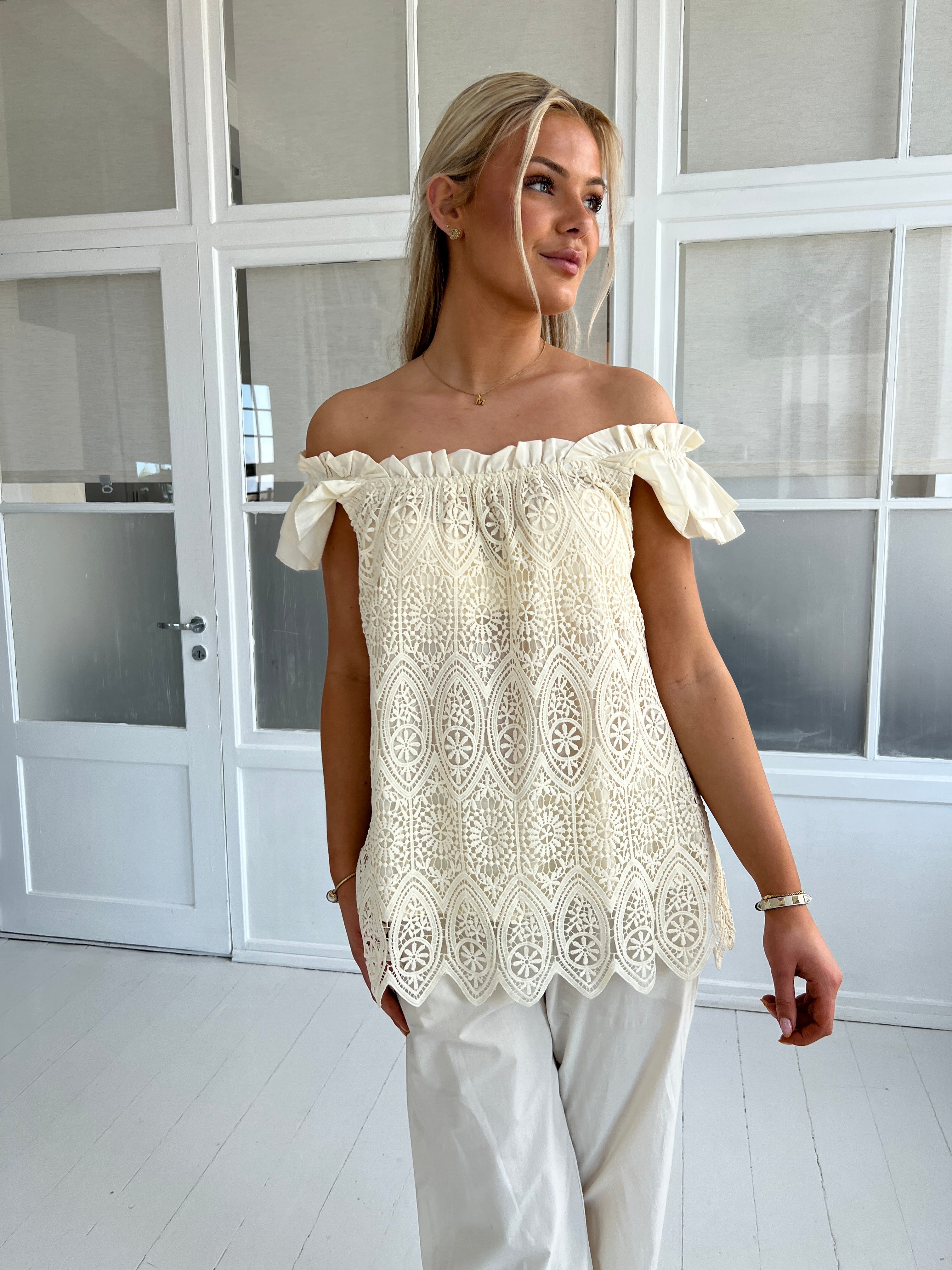 Gaspar Carmen beige lace top