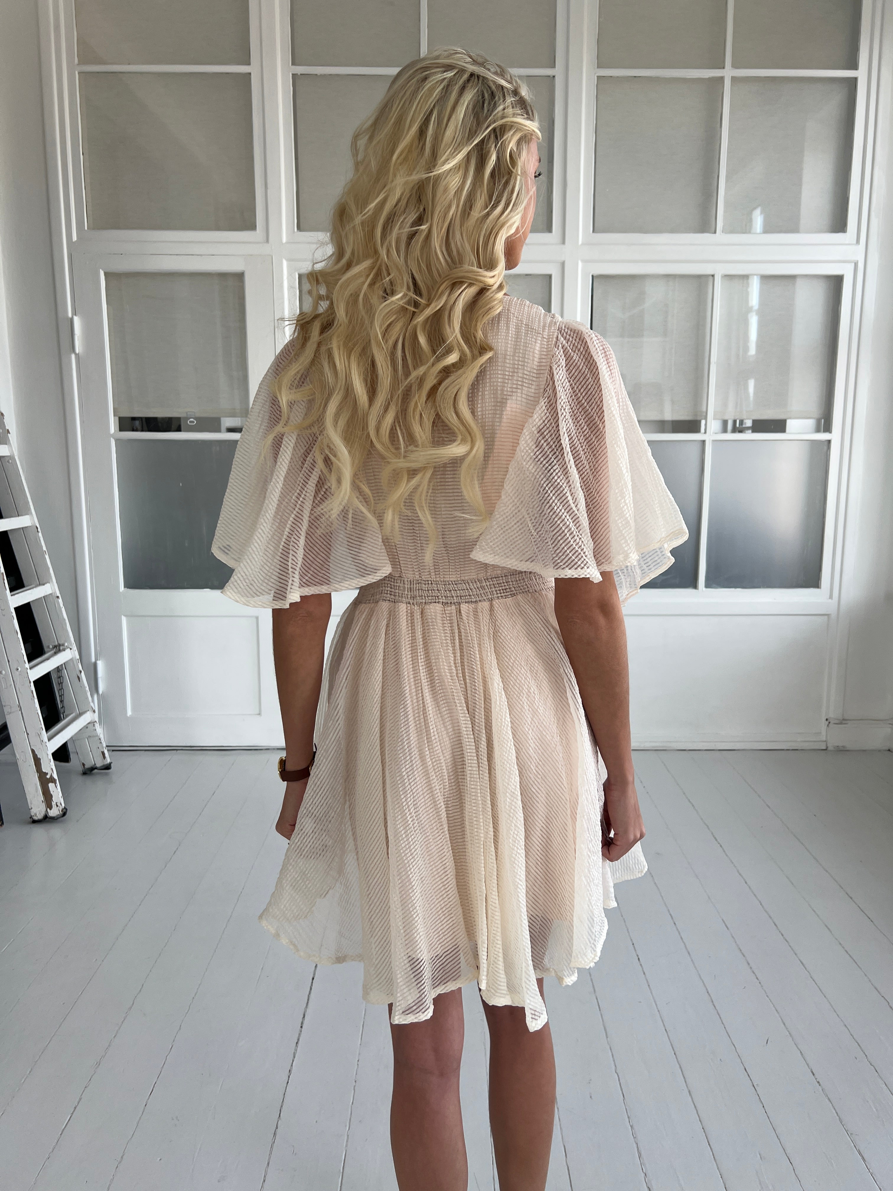 Elli White vanilla short dress