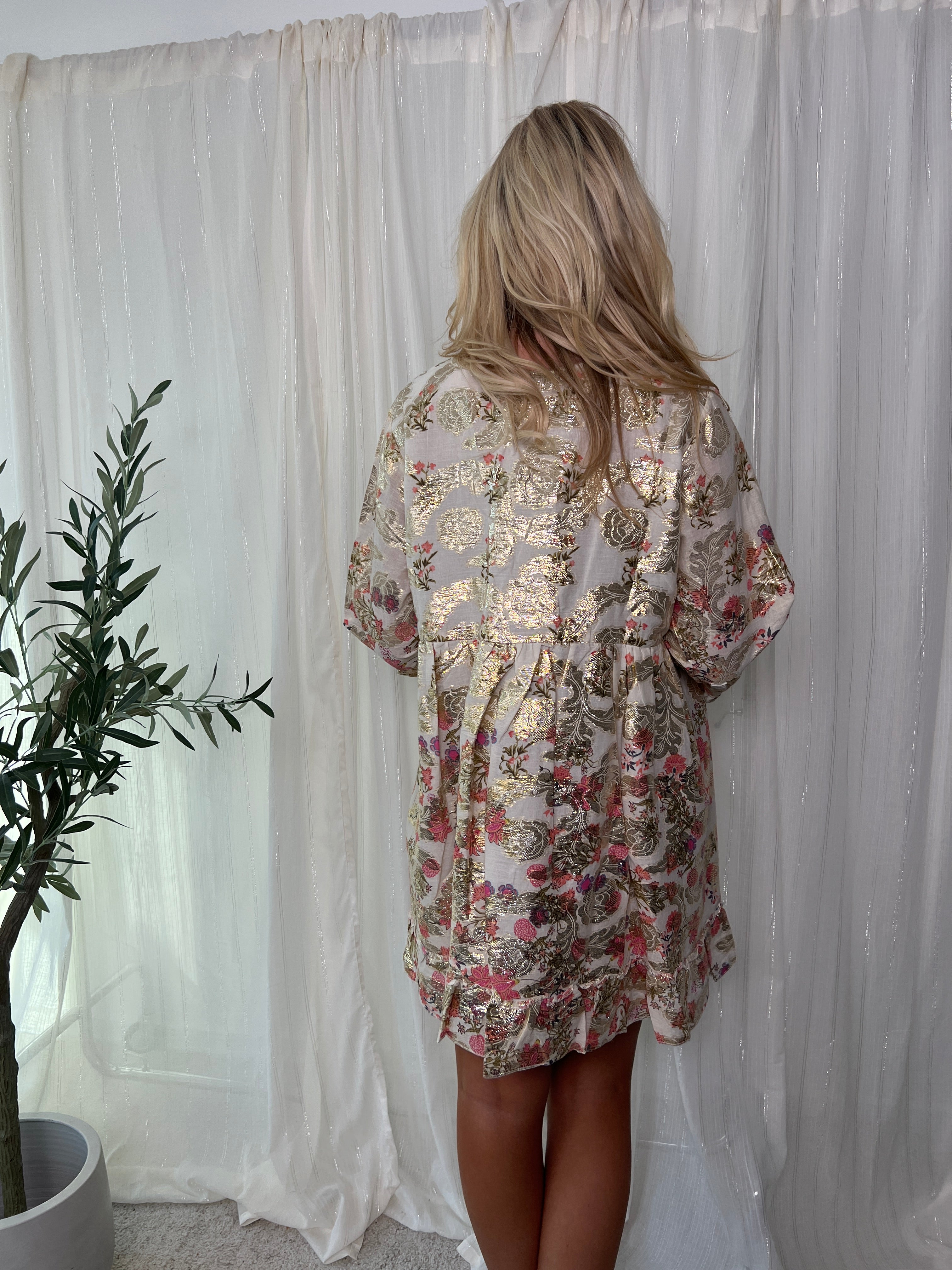 Ibbi golden flower dress fra webshoppen Aaberg Copenhagen