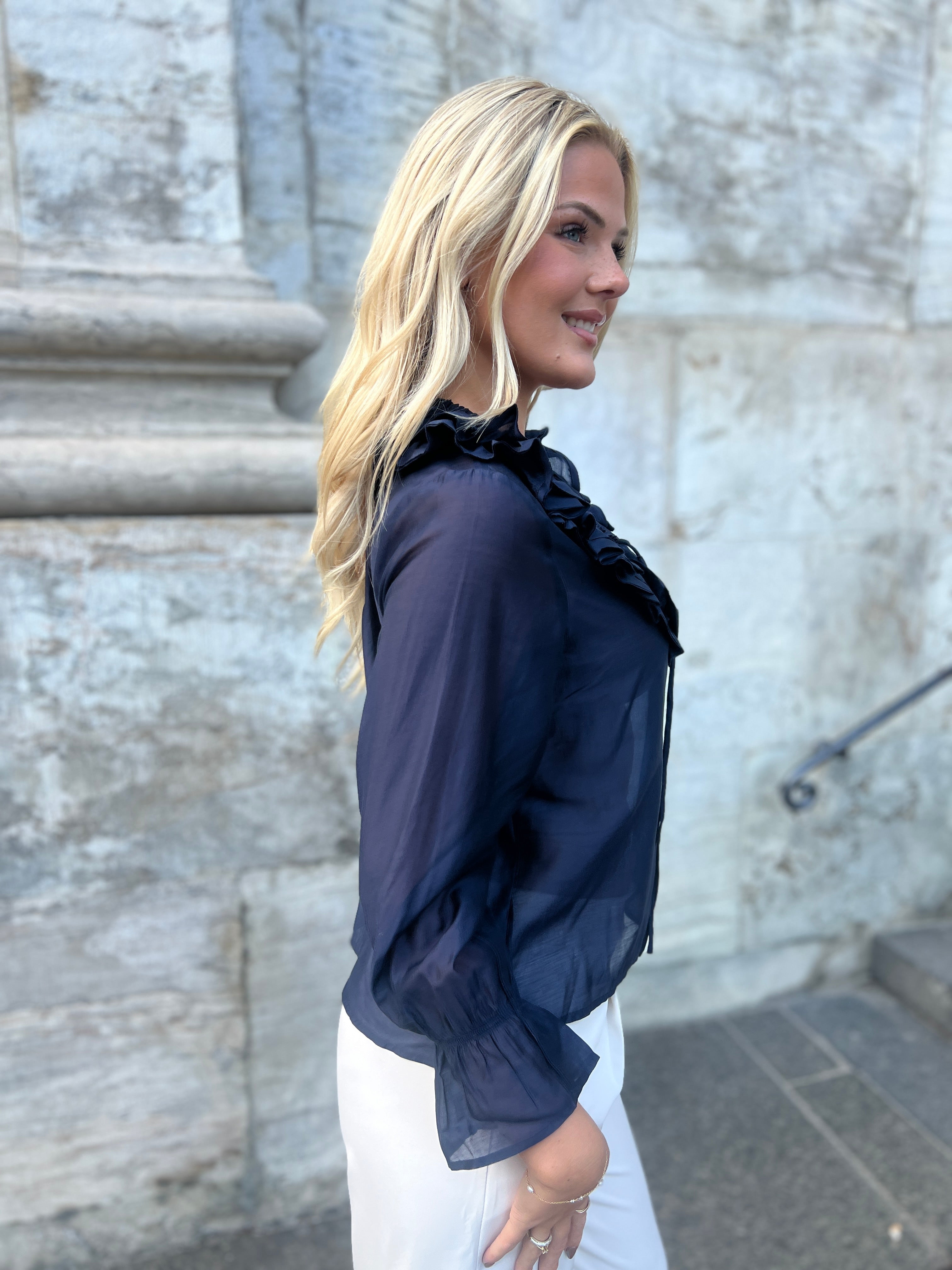 Continue skjorte med blonder og bindebånd - Åberg Copenhagen