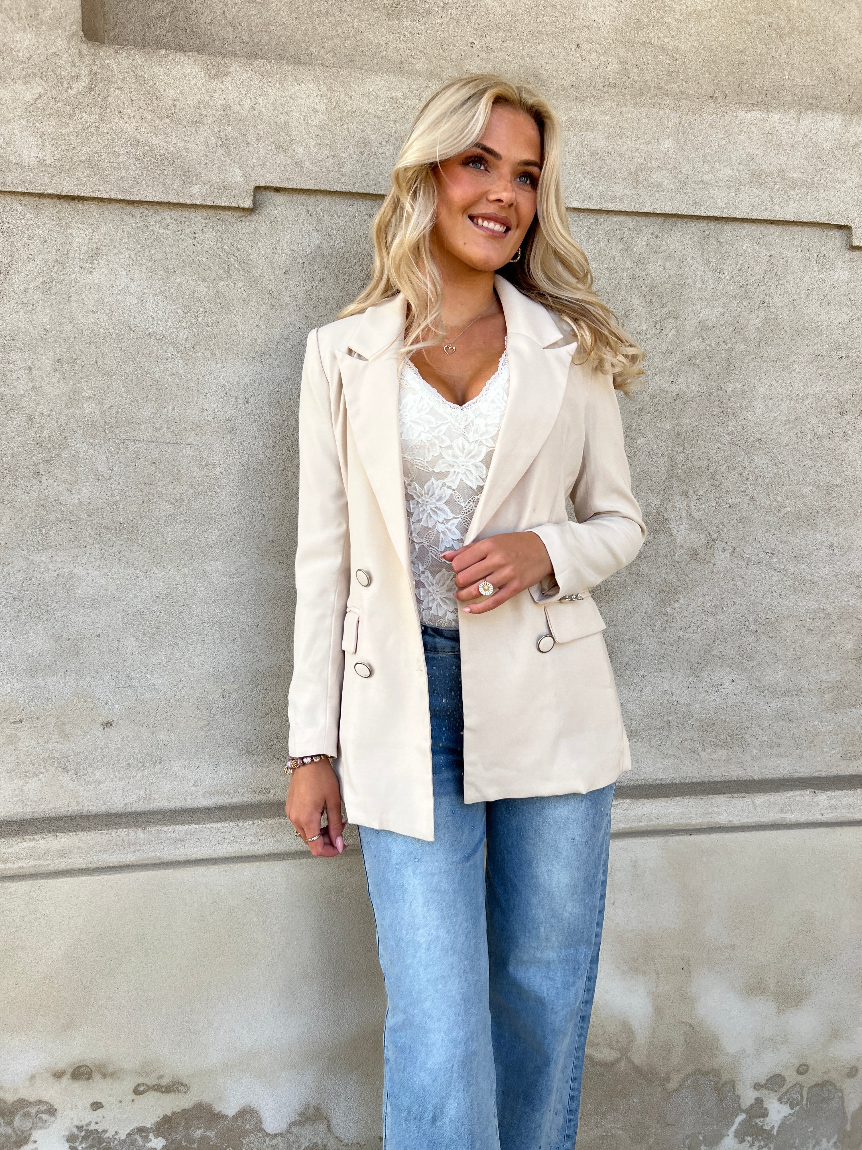 Its May beige blazer