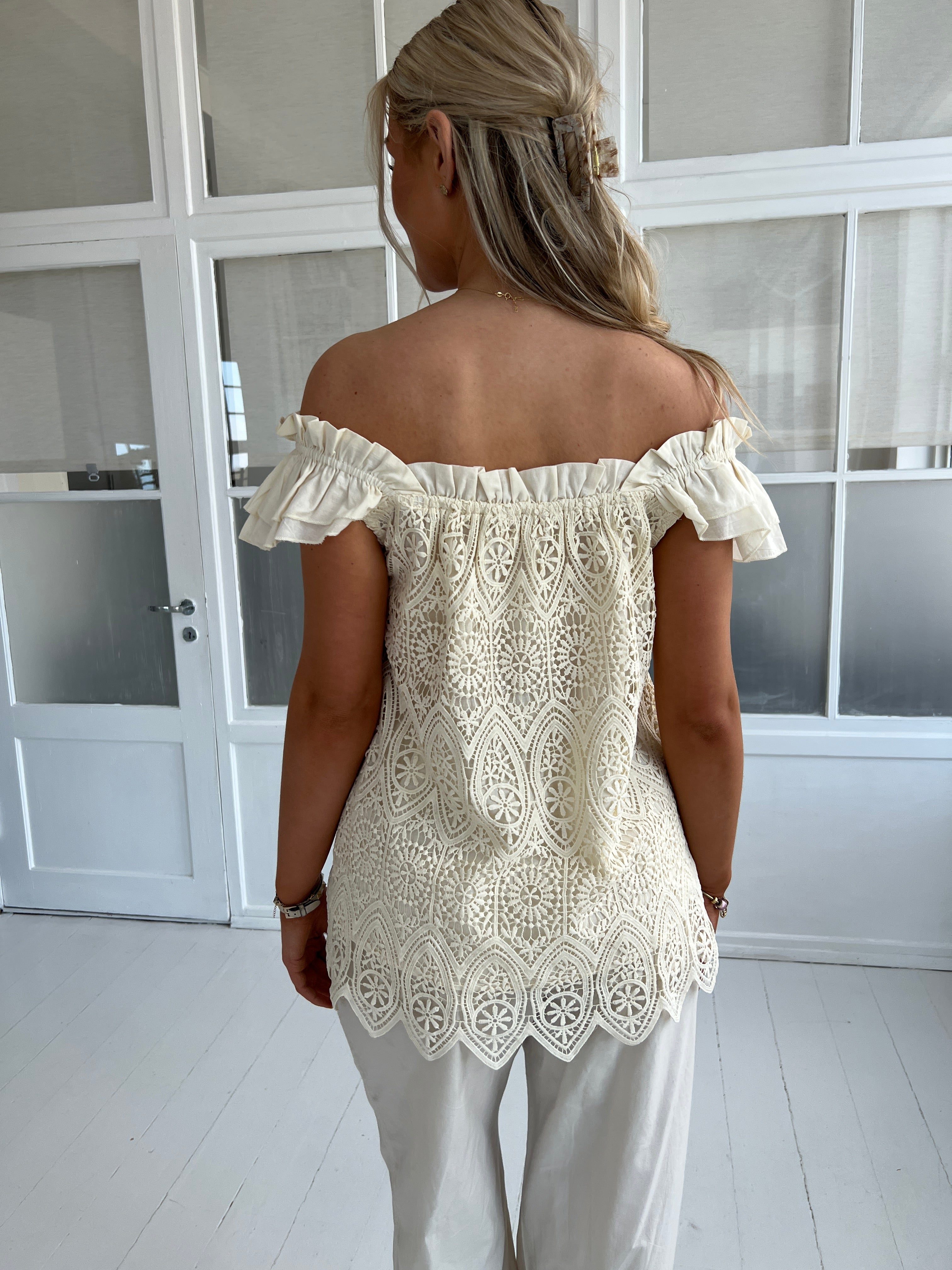 Gaspar Carmen beige lace top