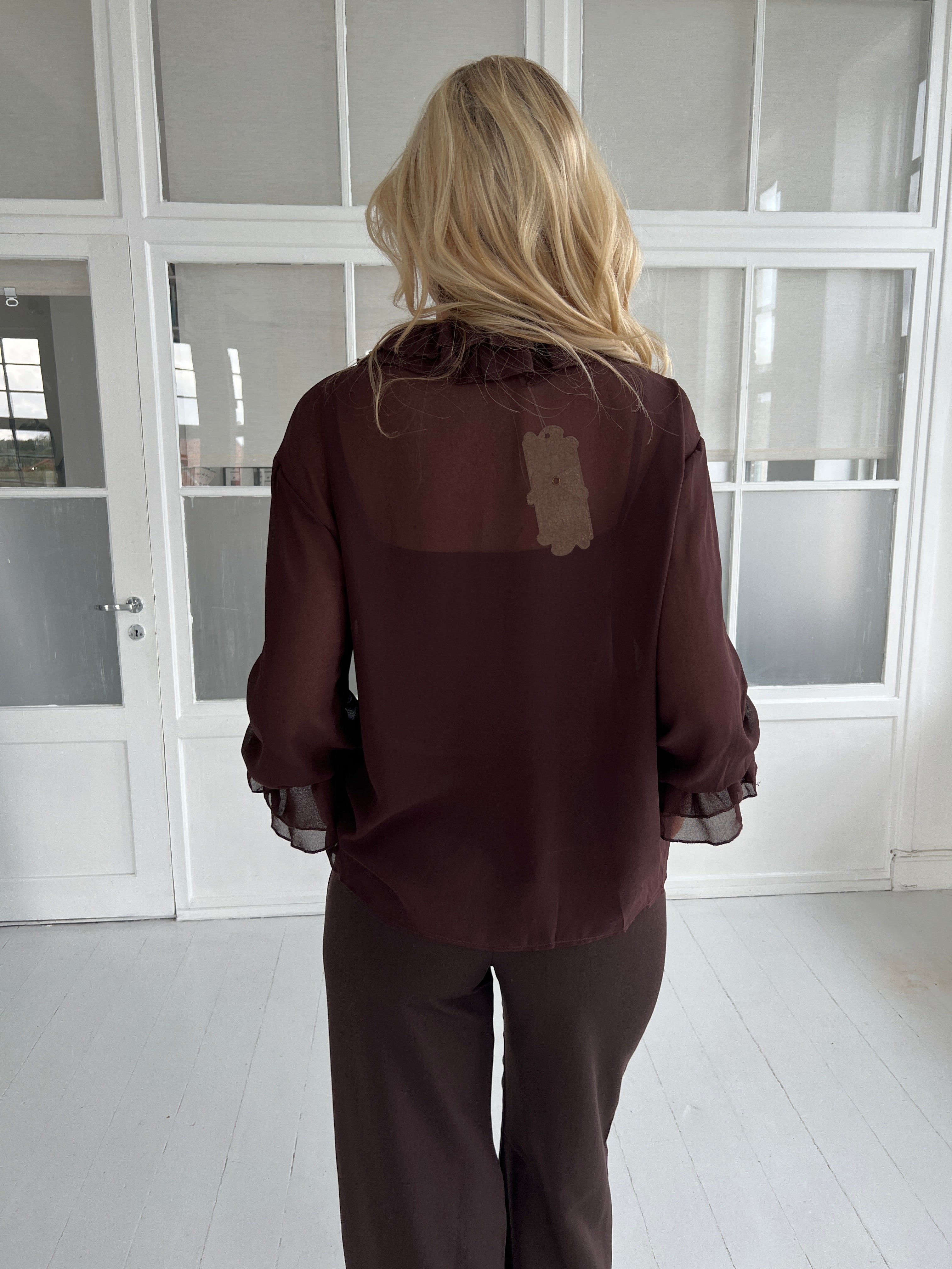 Azaka choko ruffle shirt fra webshoppen Aaberg Copenhagen