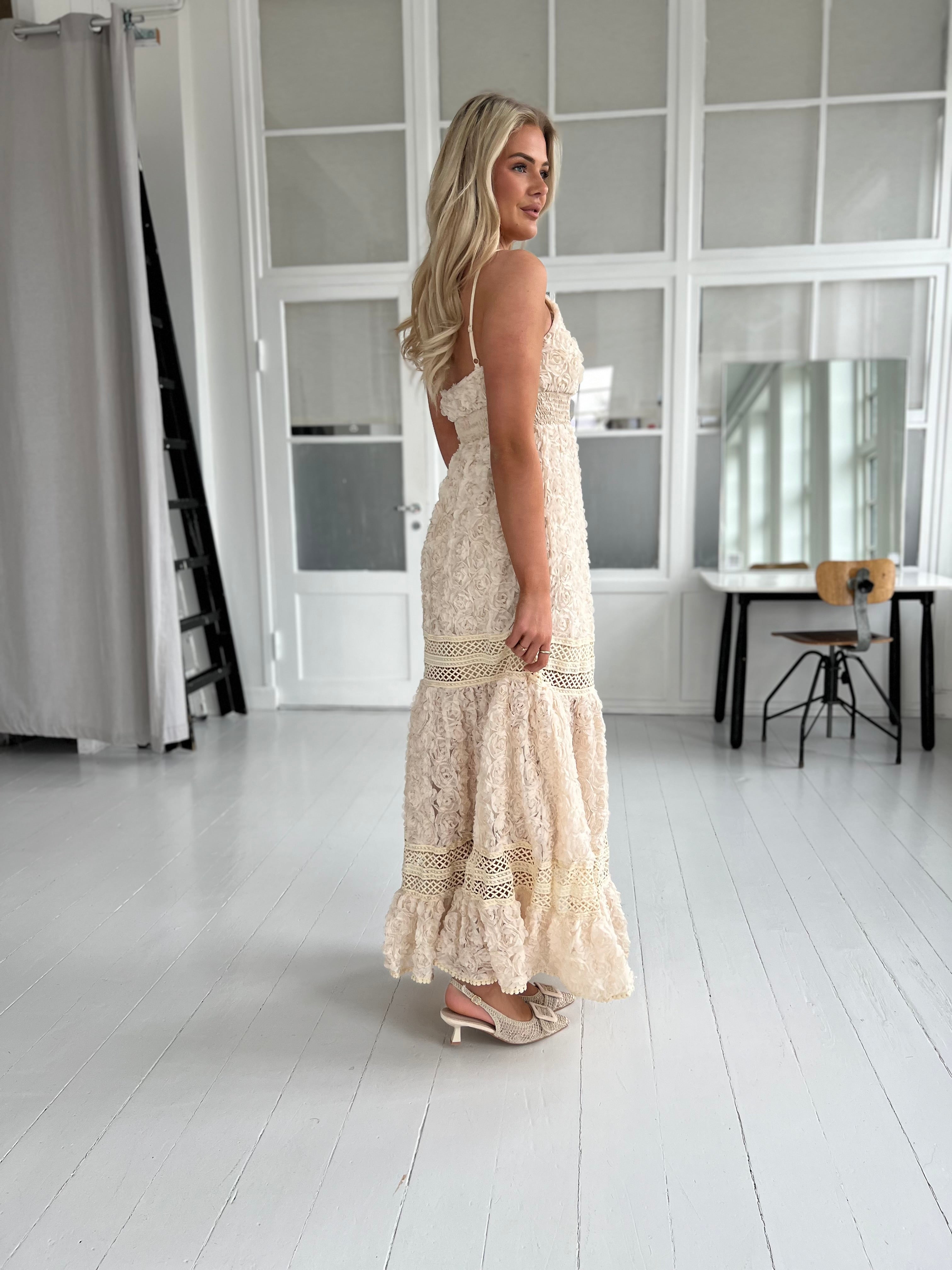 Flam beige lace dress