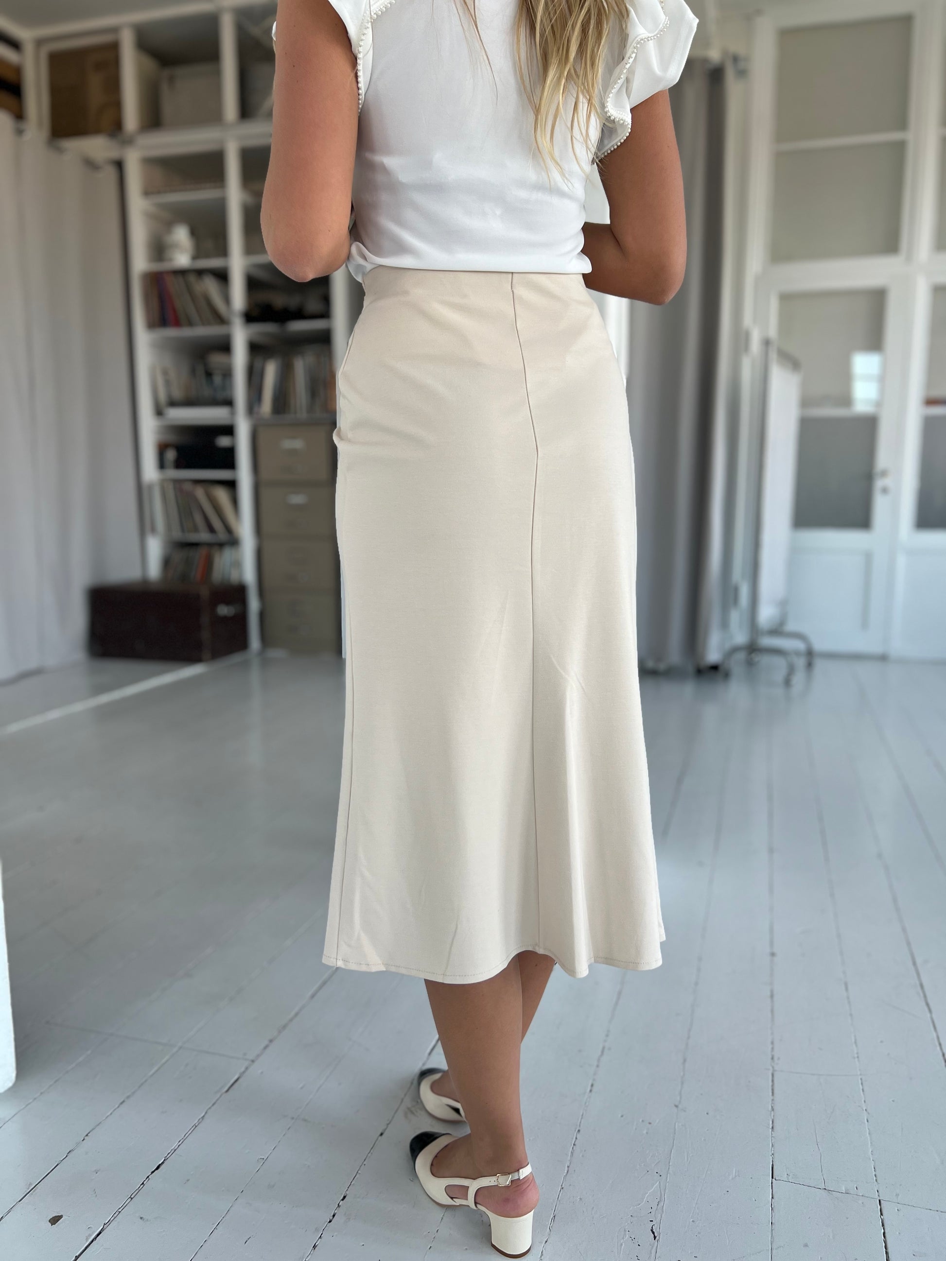 July beige lang nederdel med slids fra webshoppen Aaberg Copenhagen