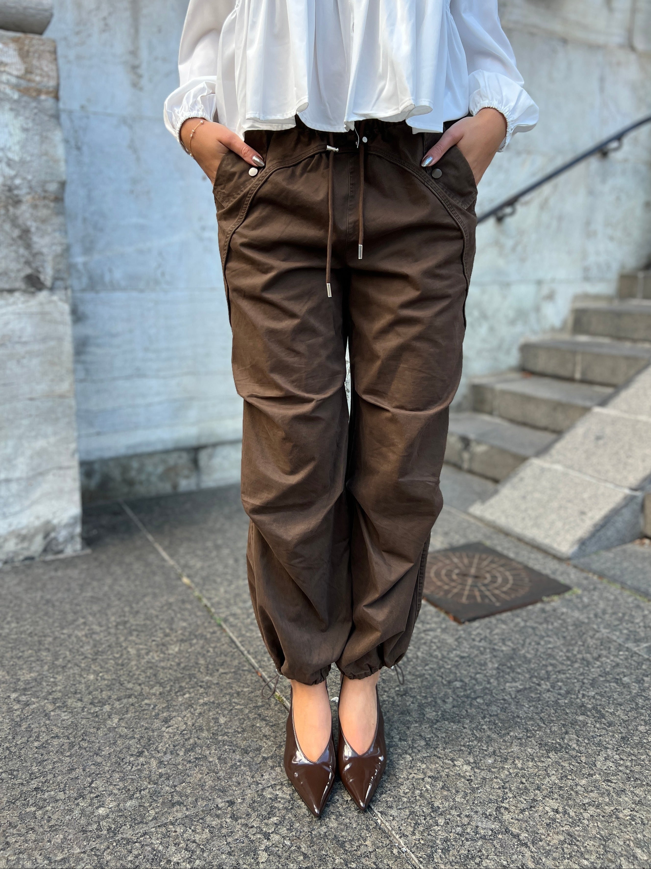 Continue cargo bukser i brun - Åberg Copenhagen