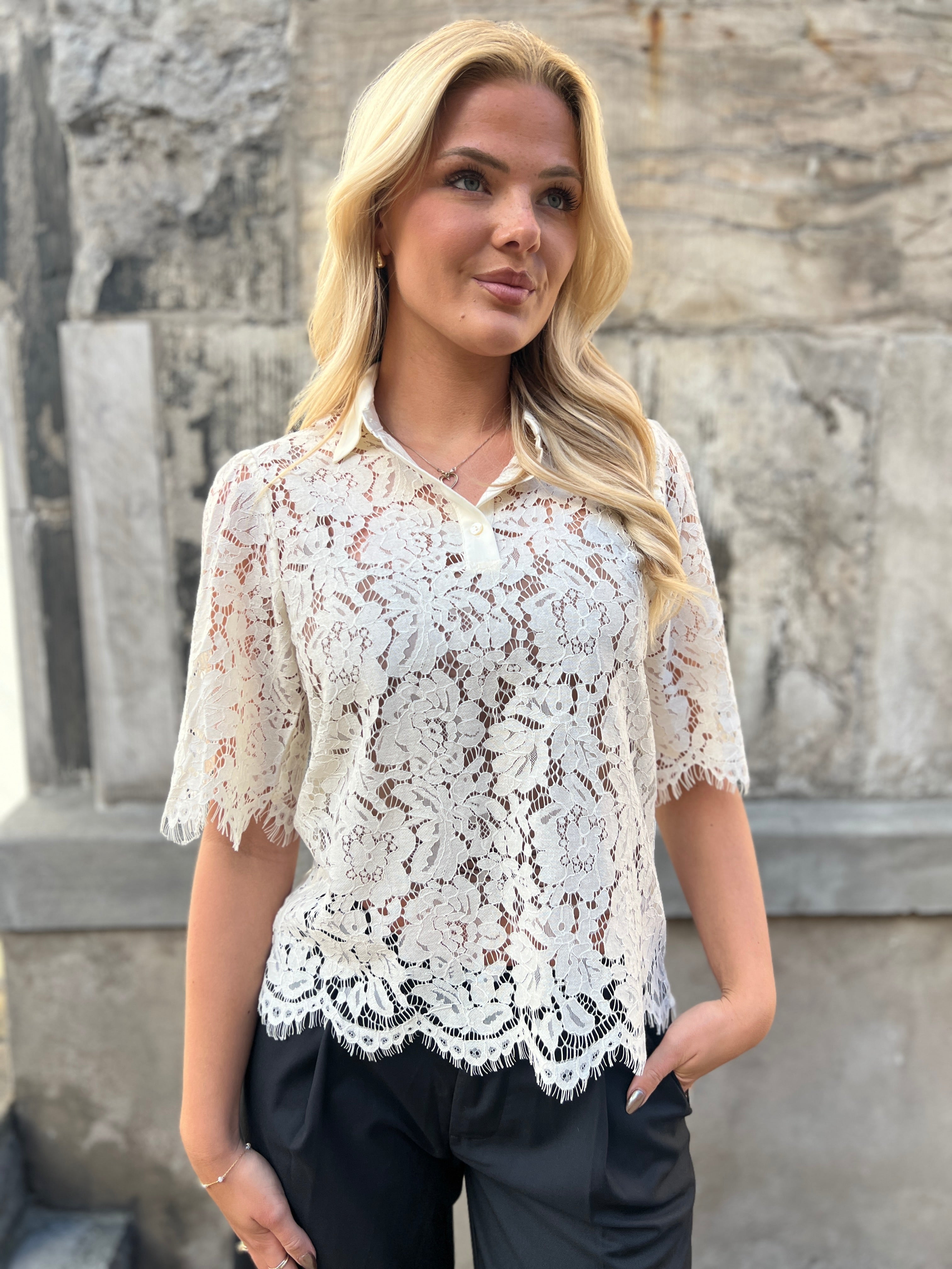 Continue blonde skjorte i creme - Åberg Copenhagen