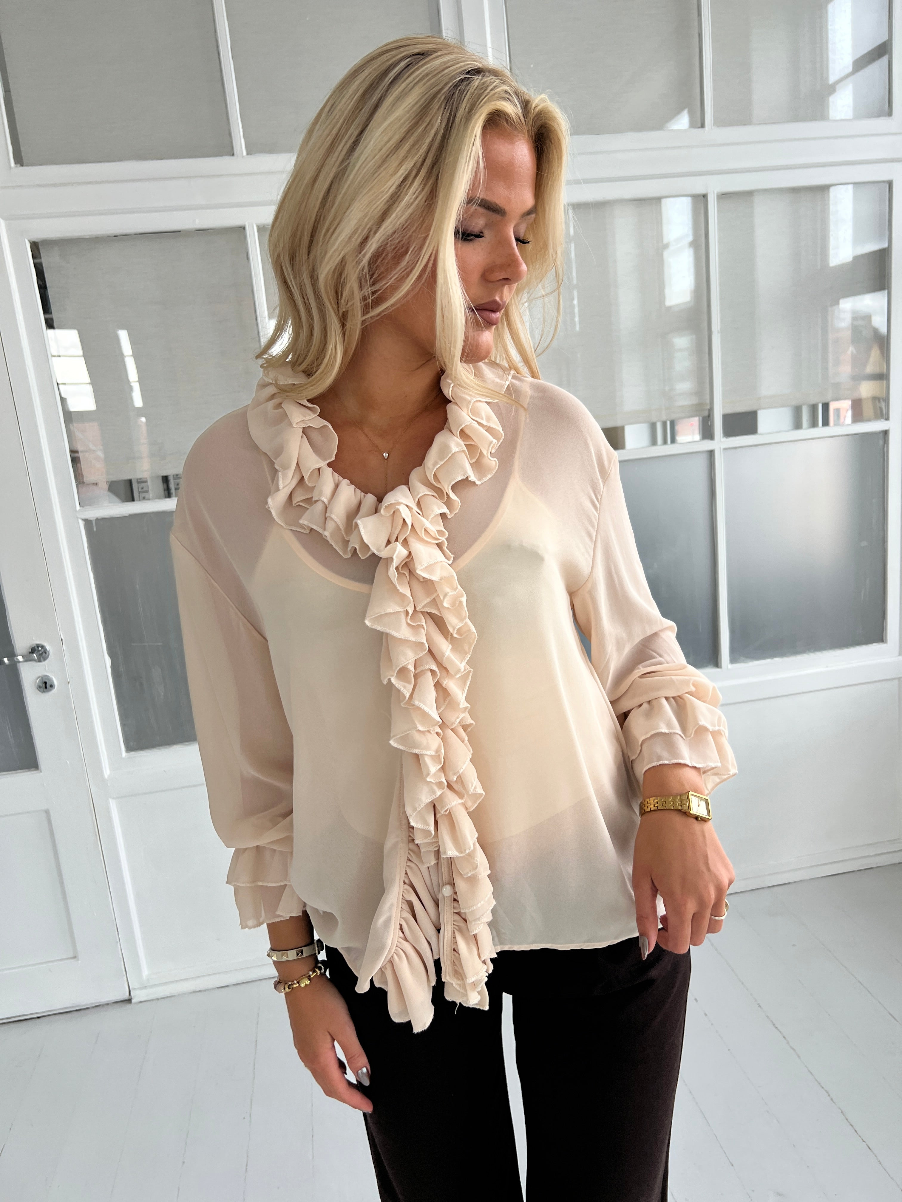 Azaka beige ruffle shirt fra webshoppen Aaberg Copenhagen