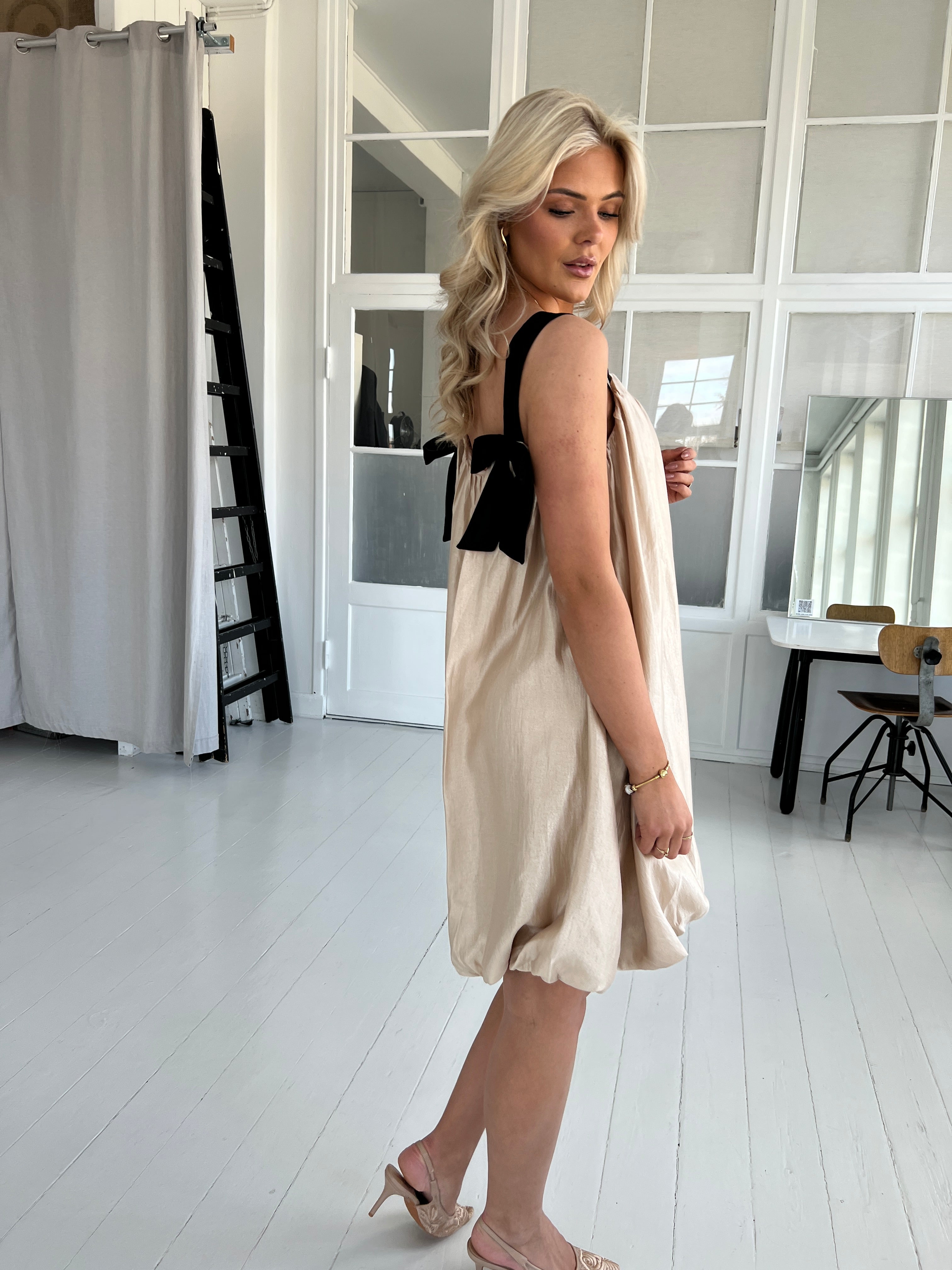 Elli White gylden dress