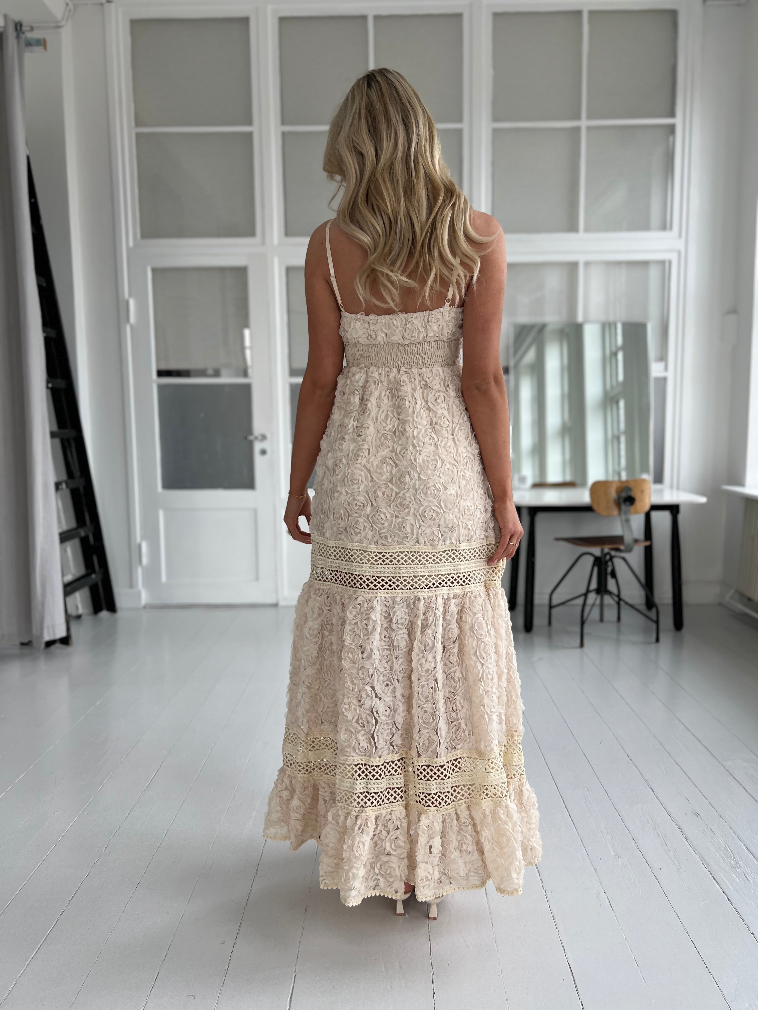 Flam beige lace dress