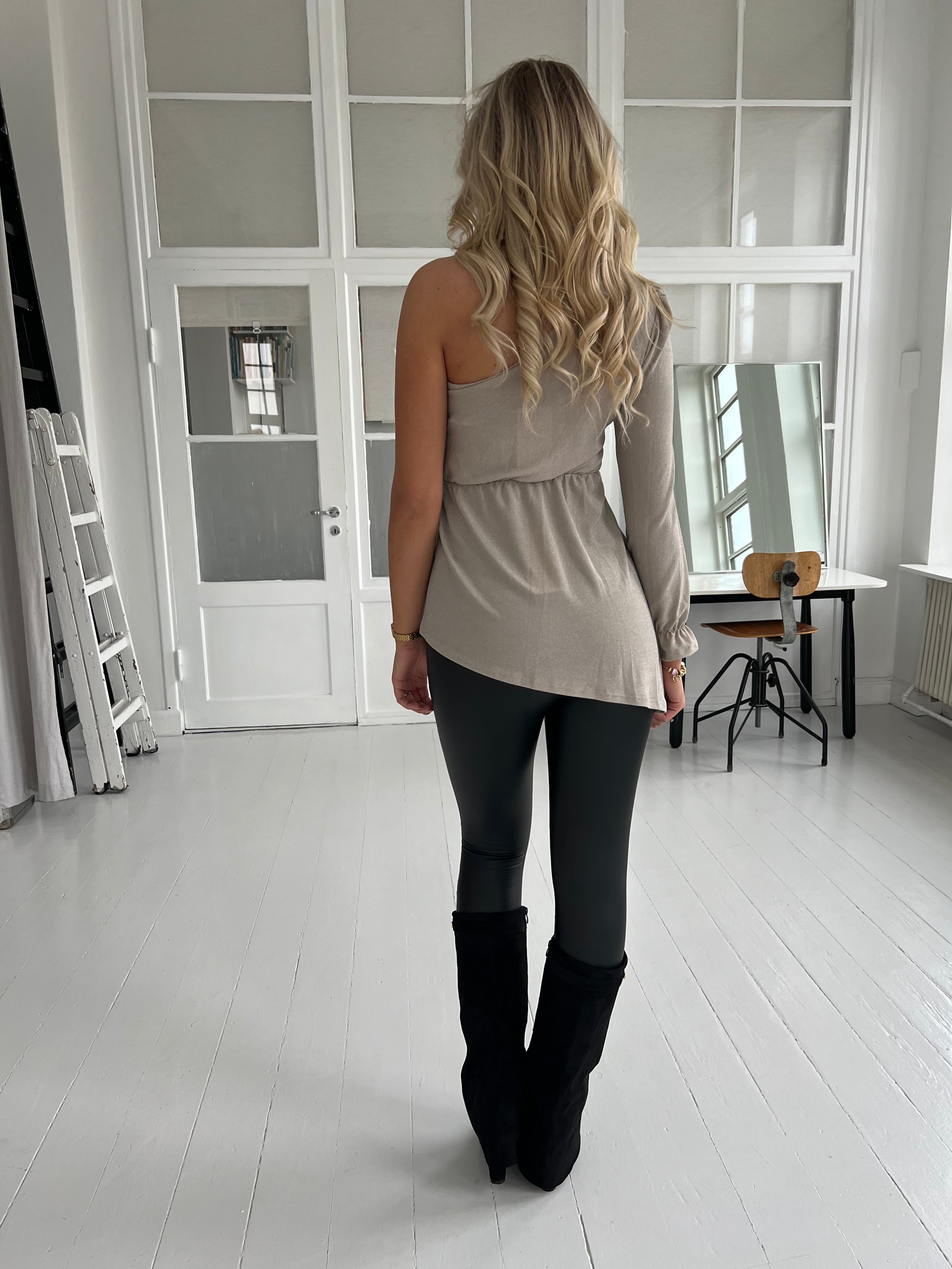 By Swan beige one shoulder