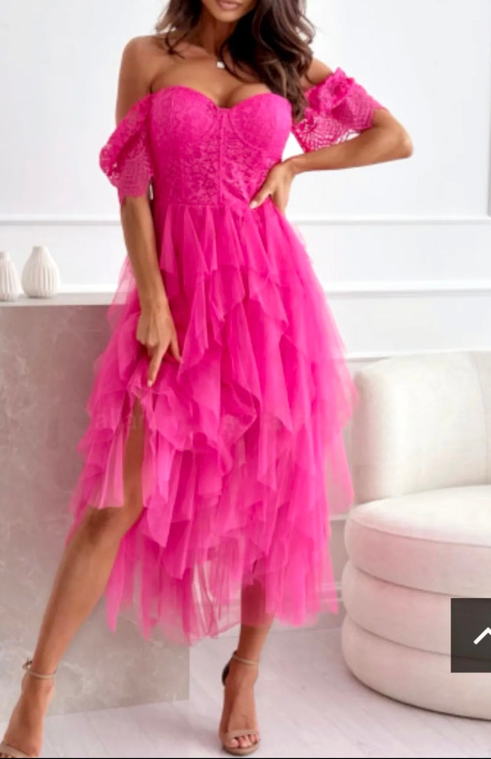 Model i Soky fushia tyl kjole fra webshoppen Aaberg Copenhagen