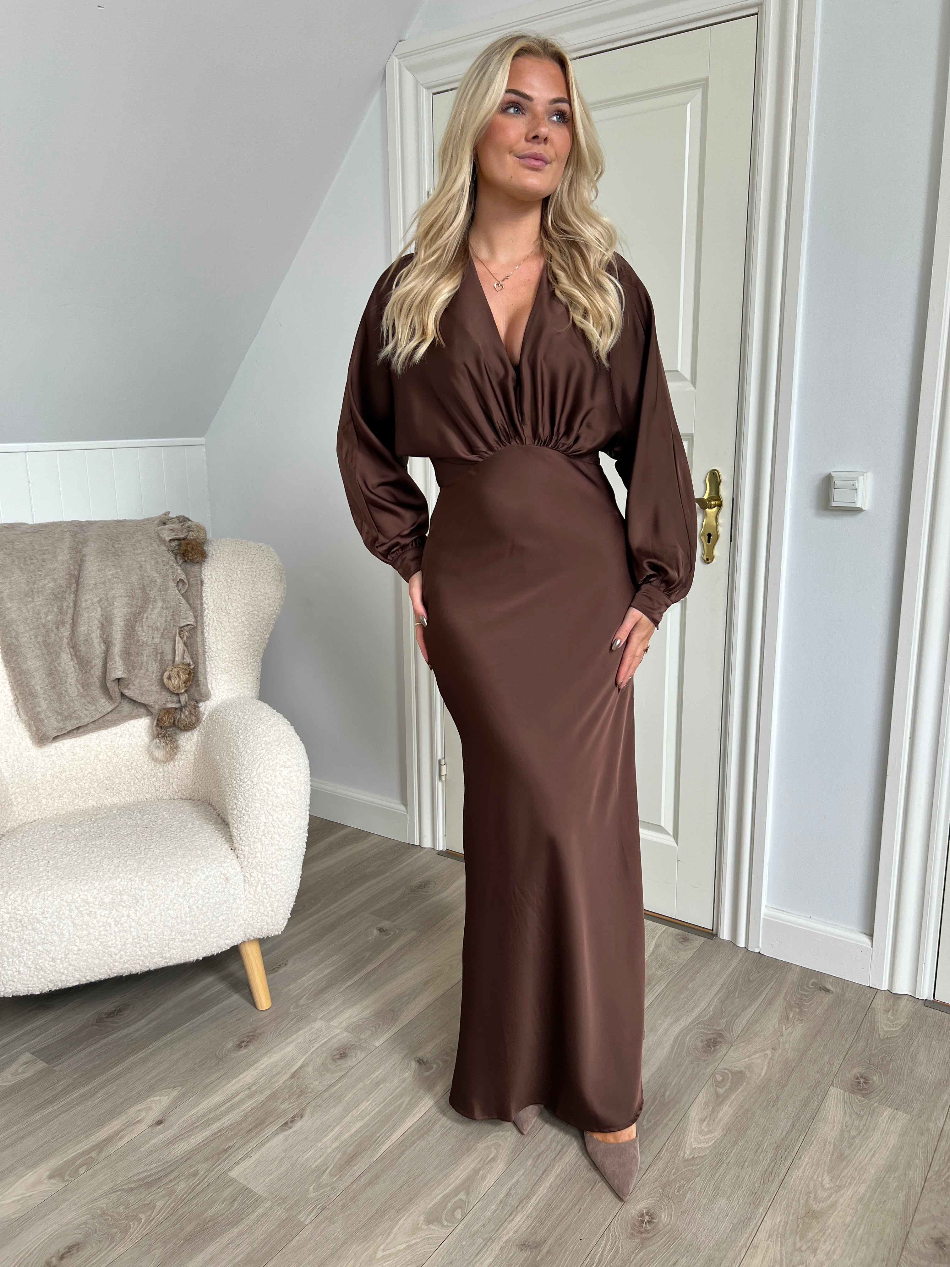 Eight luxe satin choko dress - Åberg Copenhagen