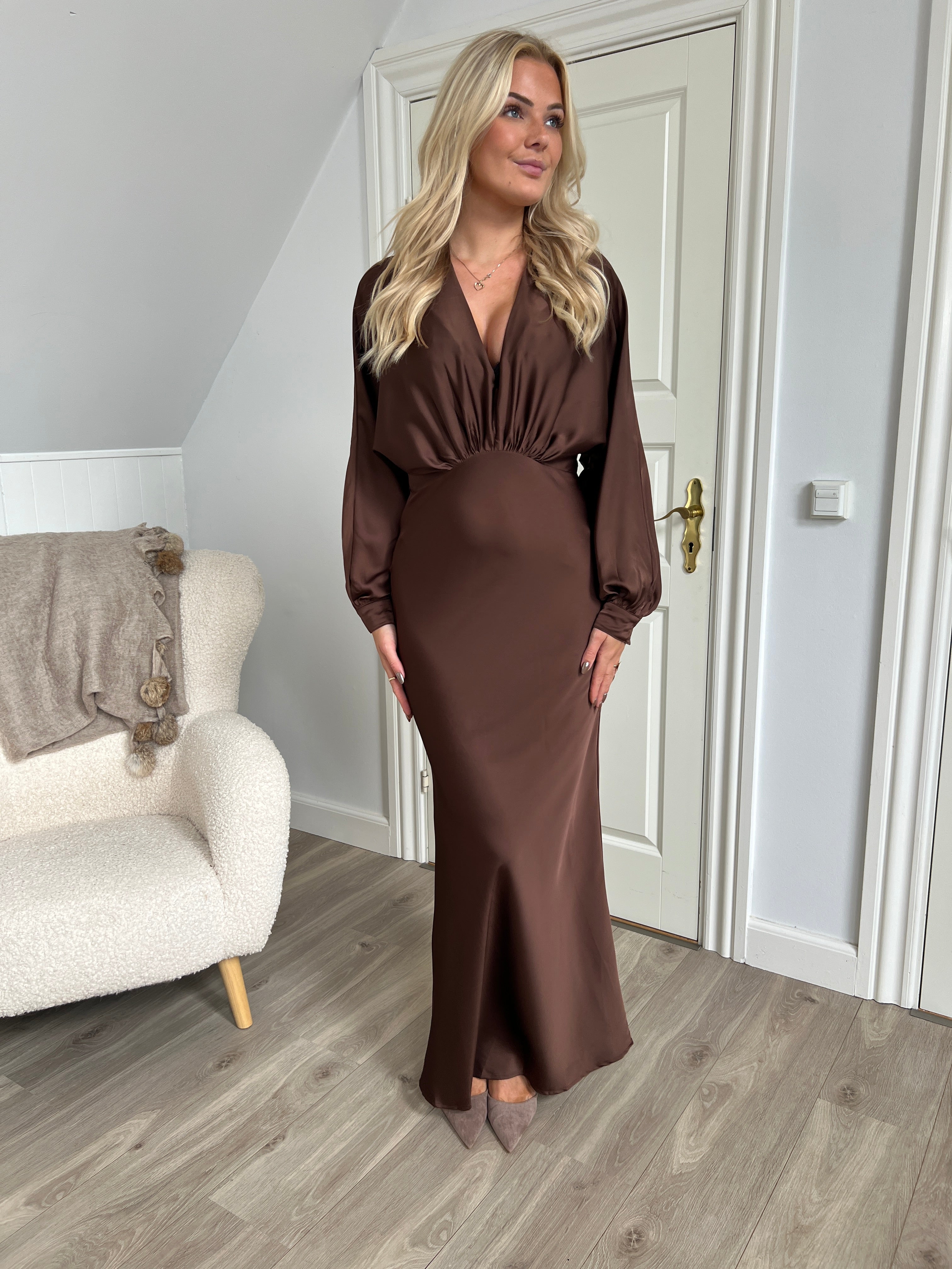 Eight luxe satin choko dress - Åberg Copenhagen