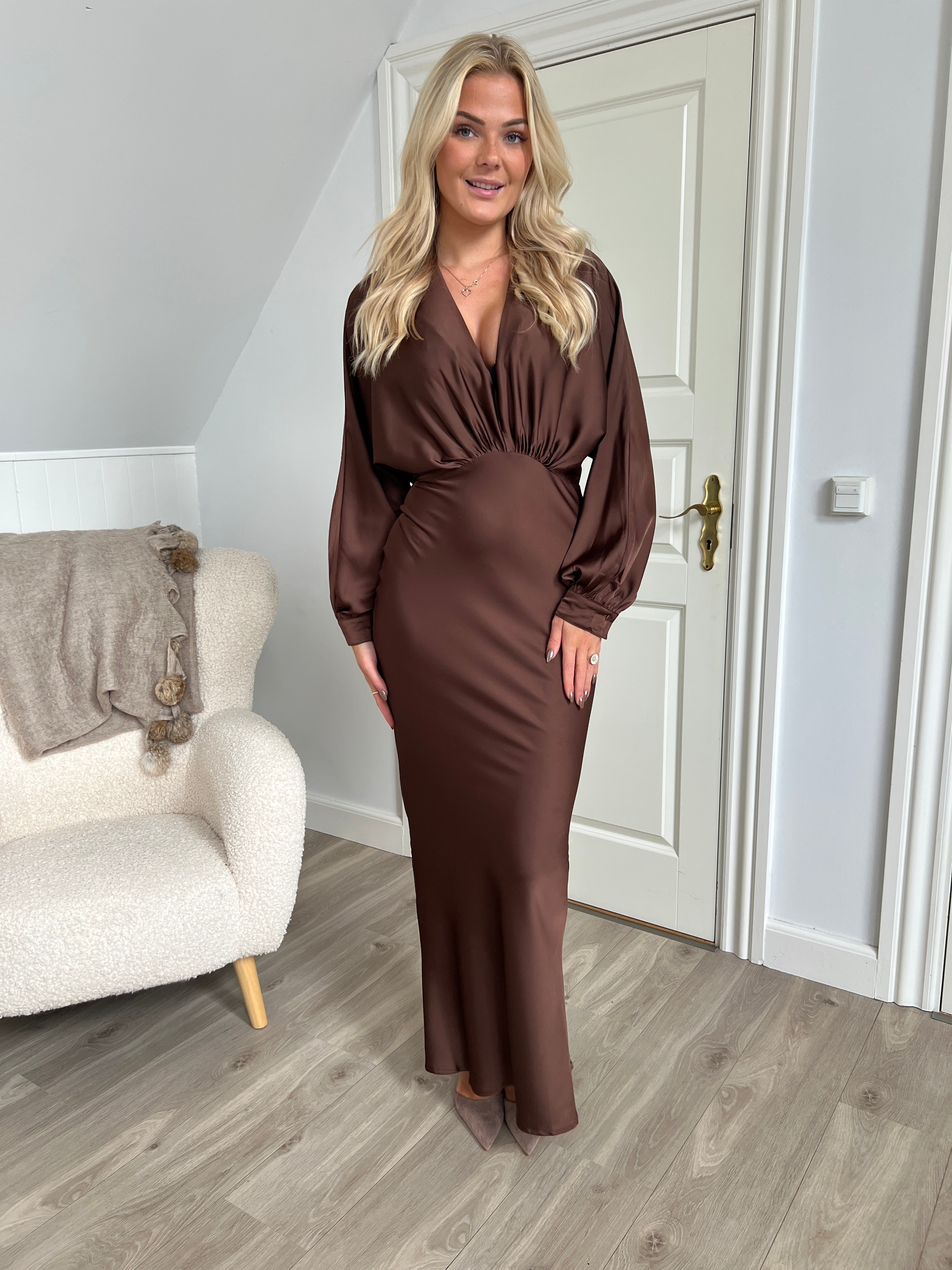 Eight luxe satin choko dress - Åberg Copenhagen
