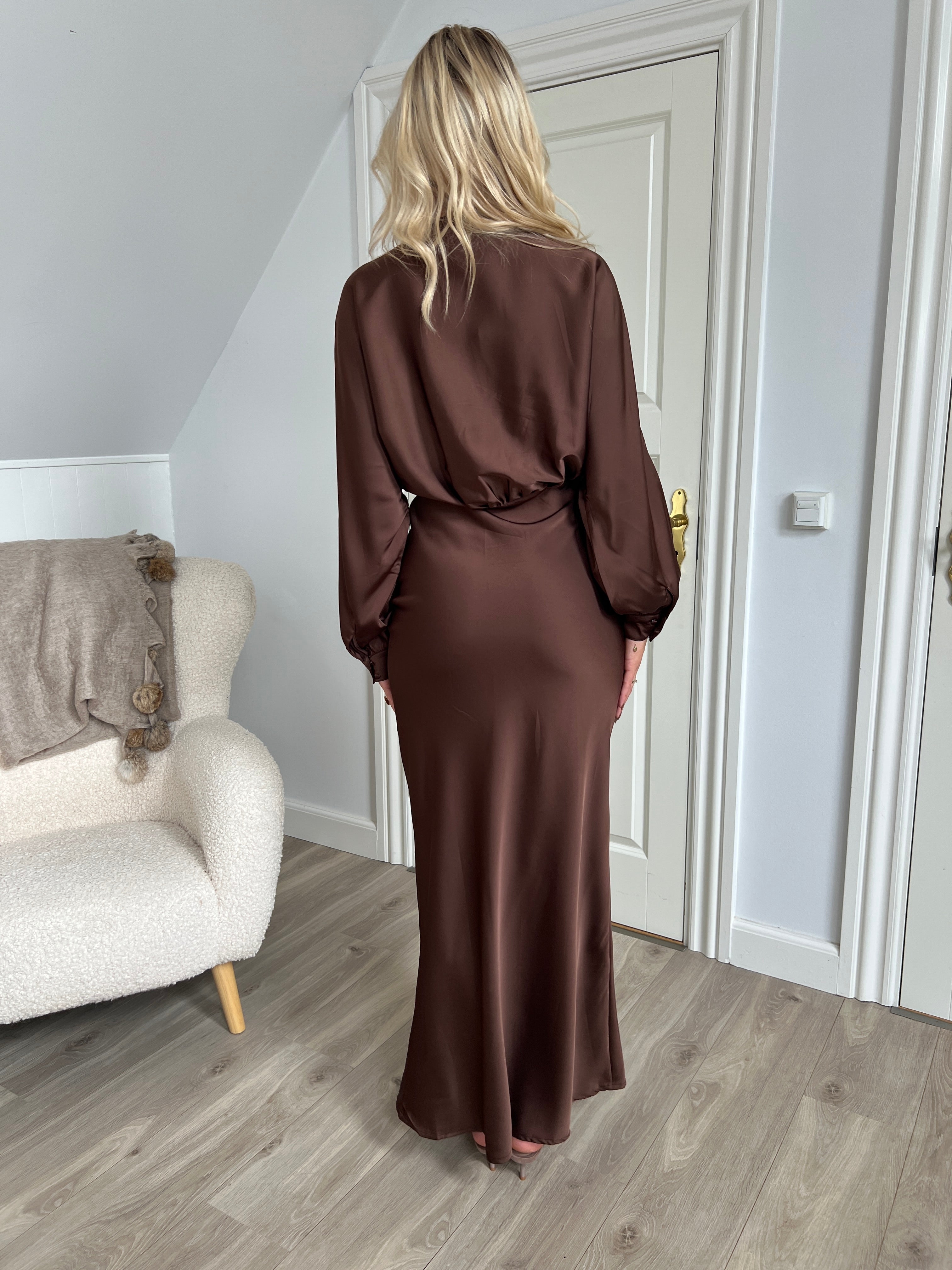 Eight luxe satin choko dress - Åberg Copenhagen
