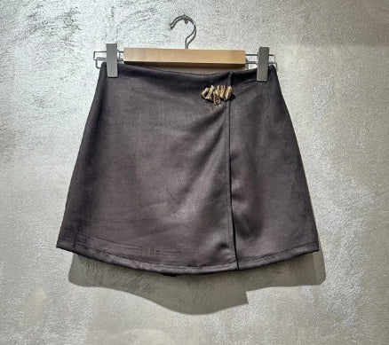 Model i Amy suede wrap skort fra webshoppen Aaberg Copenhagen