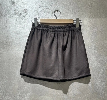 Model i Amy suede wrap skort fra webshoppen Aaberg Copenhagen