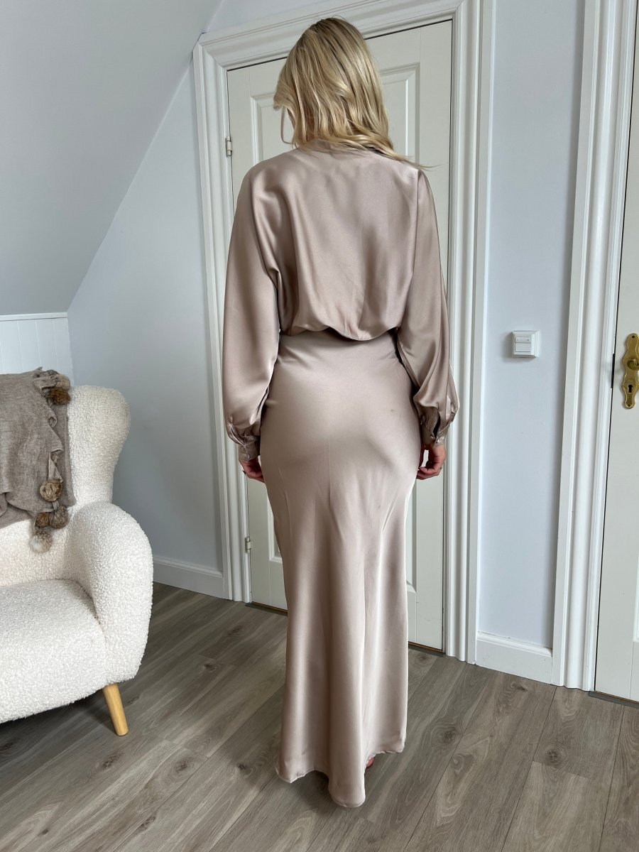 Eight luxe satin beige dress - Aaberg DK