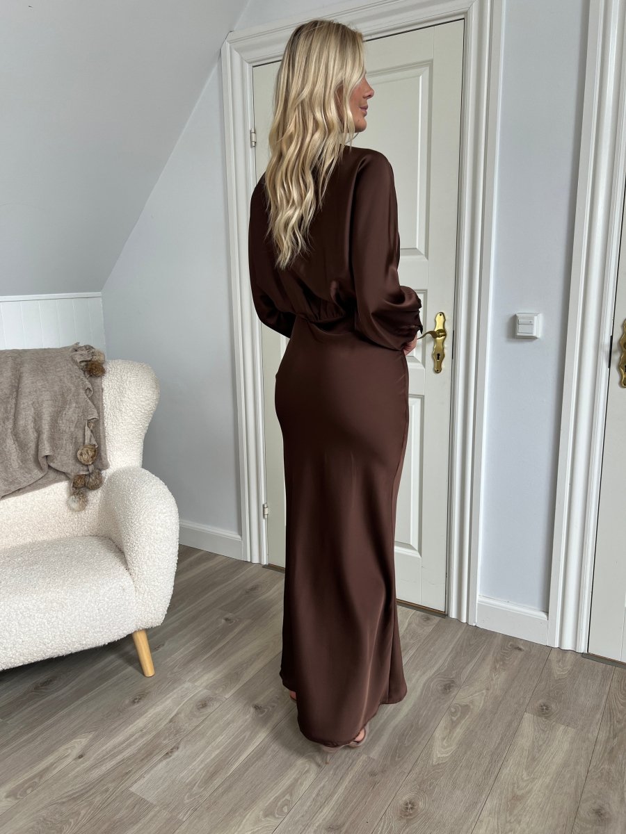 Eight luxe satin choko dress - Aaberg DK