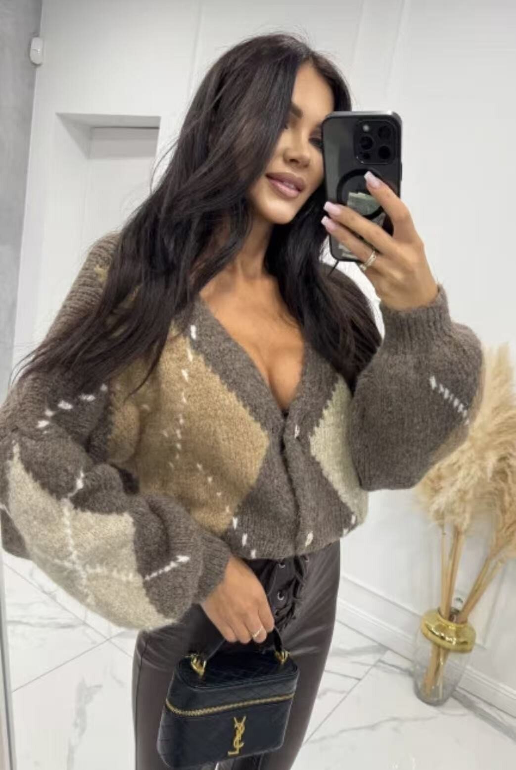 Model i Selma taupe cardigan fra webshoppen Aaberg Copenhagen