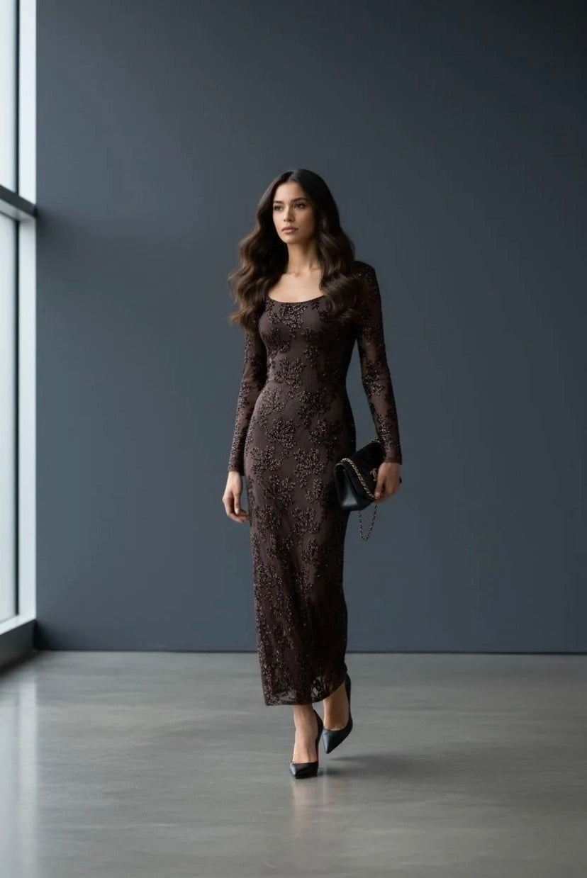 Model i Joey chocolate maxi dress fra webshoppen Aaberg Copenhagen