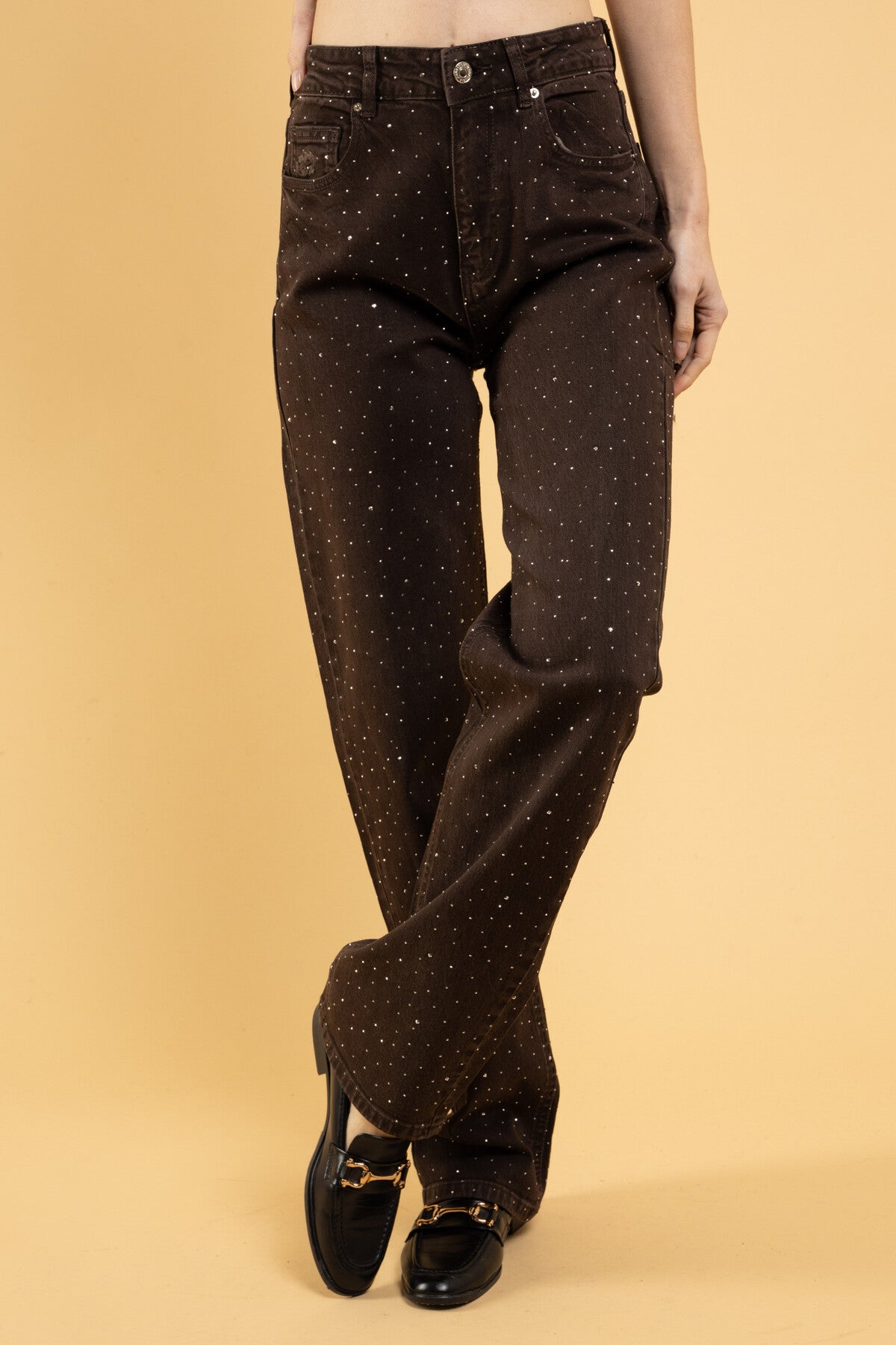 Model i Monday brown rhinestone jeans fra webshoppen Aaberg Copenhagen