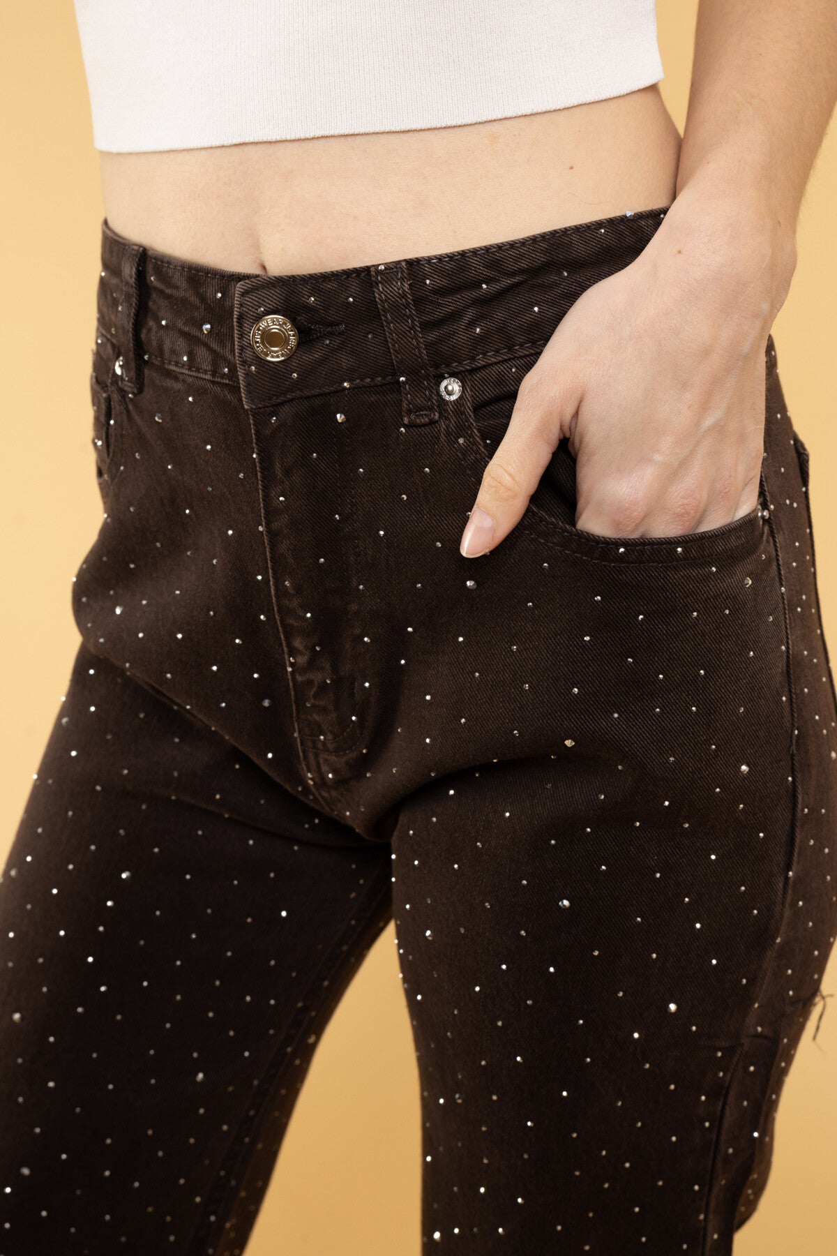 Model i Monday brown rhinestone jeans fra webshoppen Aaberg Copenhagen