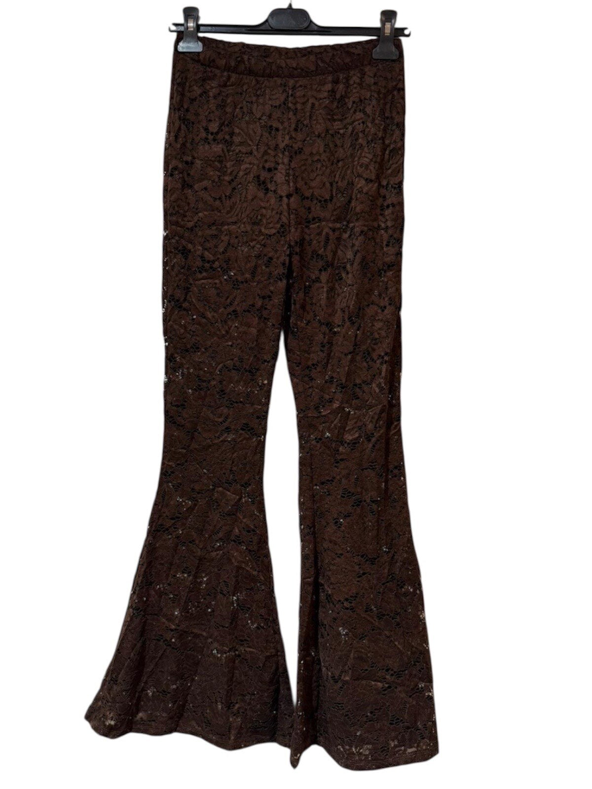 Model i Kaia brown lace pants fra webshoppen Aaberg Copenhagen