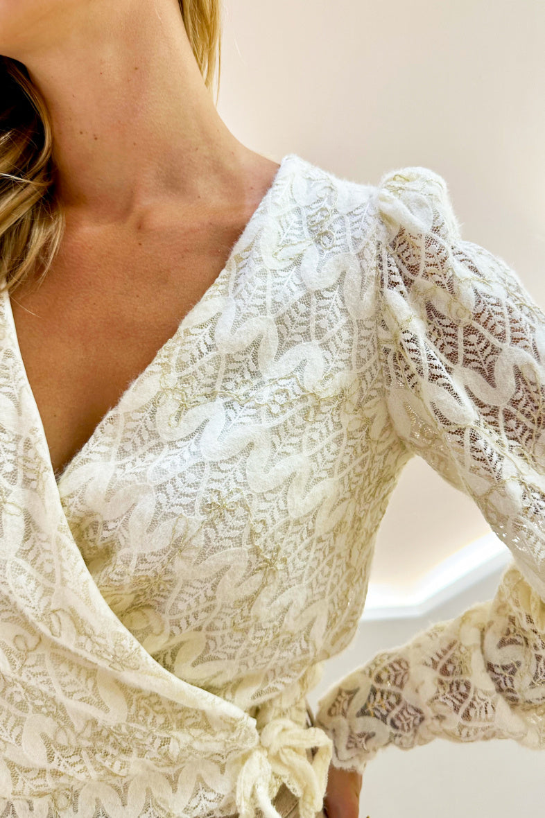 Model i Elli lace wrap blouse fra webshoppen Aaberg Copenhagen