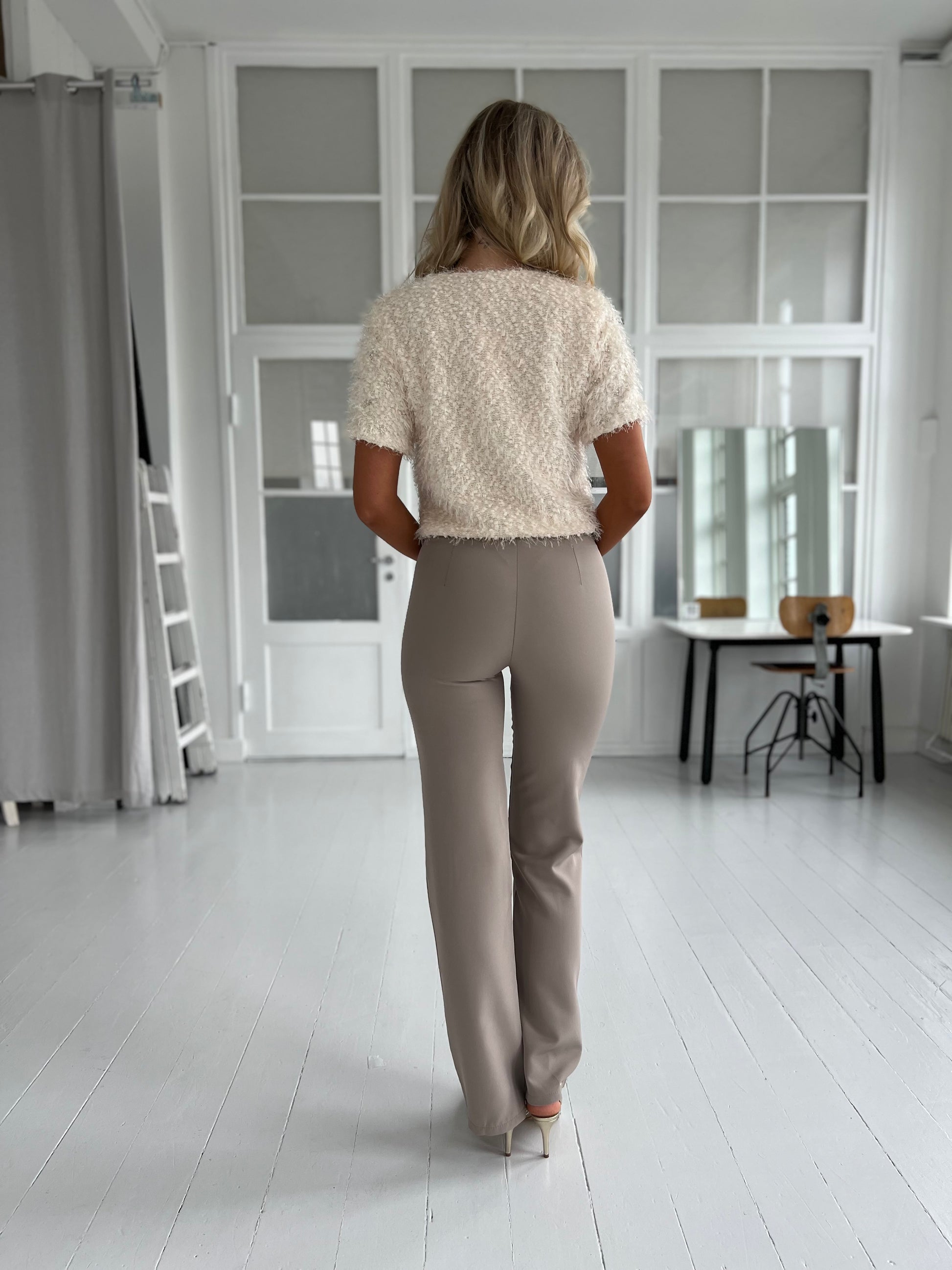 Eight paris Taupe pants (301) Set stylet bagfra, med elegant overdel - Fra webshoppen Aaberg Copenhagen