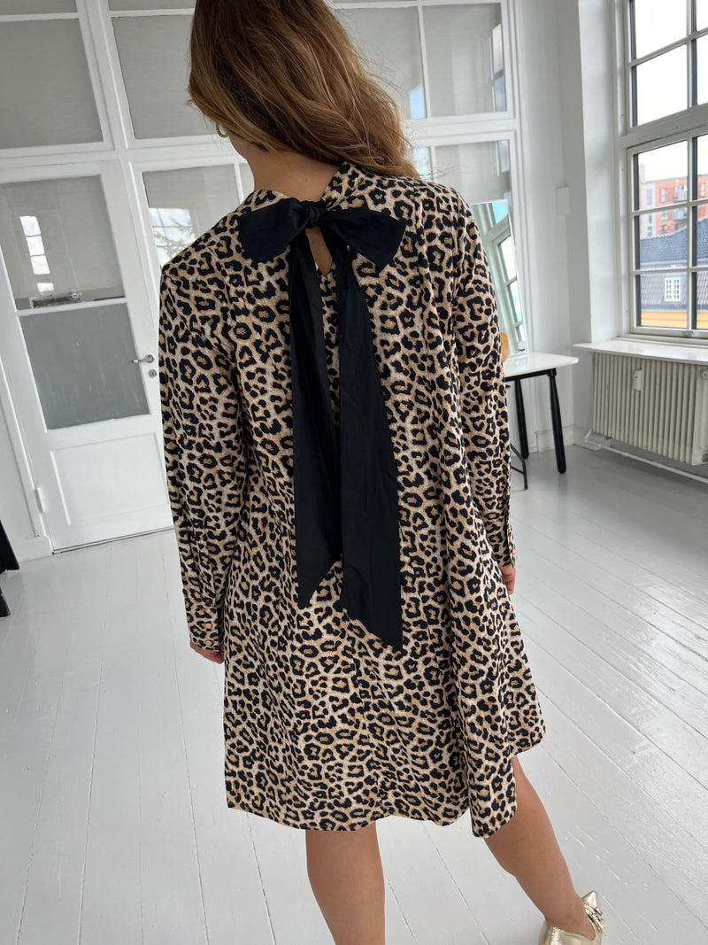 Gaspar bow poplin leopard dress (7706)-kjole-Aaberg Copenhagen