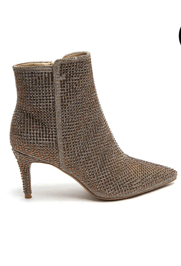 Model i Marquiz brown rhinestone heel fra webshoppen Aaberg Copenhagen