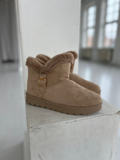 Kaki teddy boots (504) - Set fra siden, viser guldspænde - Fra webshoppen Aaberg Copenhagen