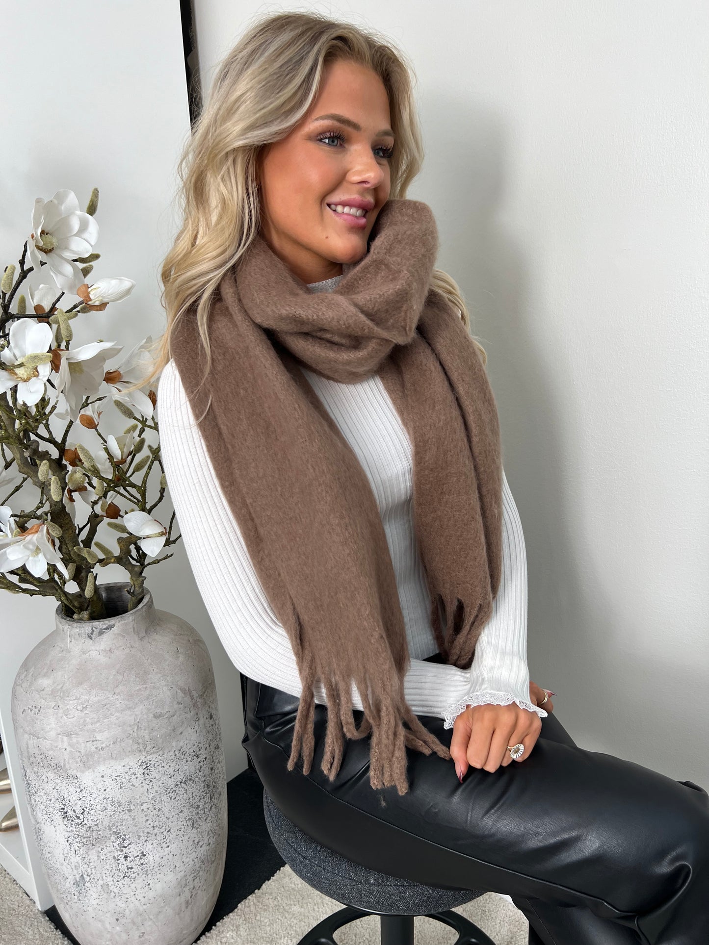 Taupe long scarf (6012) fra webshoppen Aaberg Copenhagen