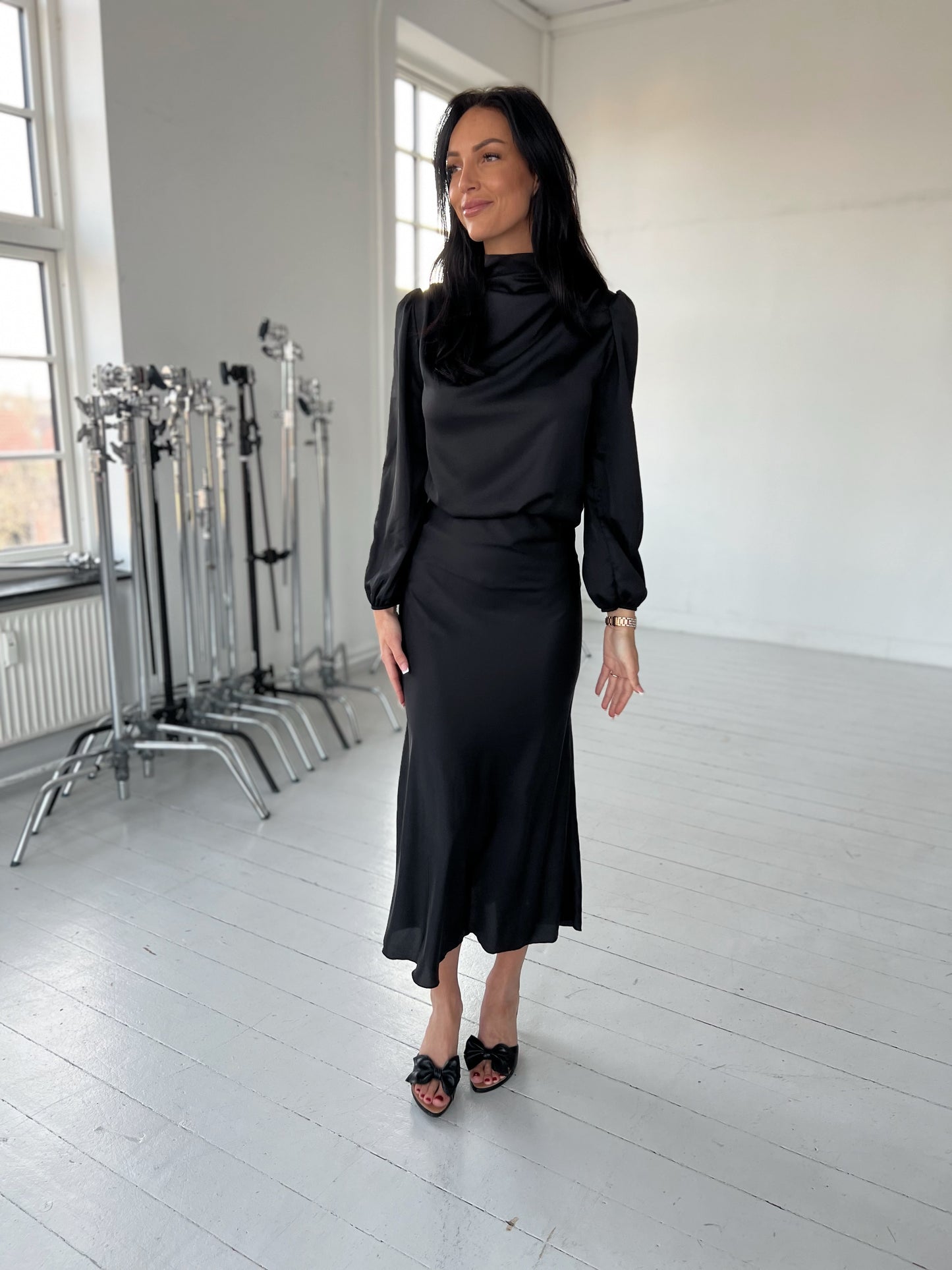 Model i Rosy Days satin nederdel fra webshoppen Aaberg Copenhagen