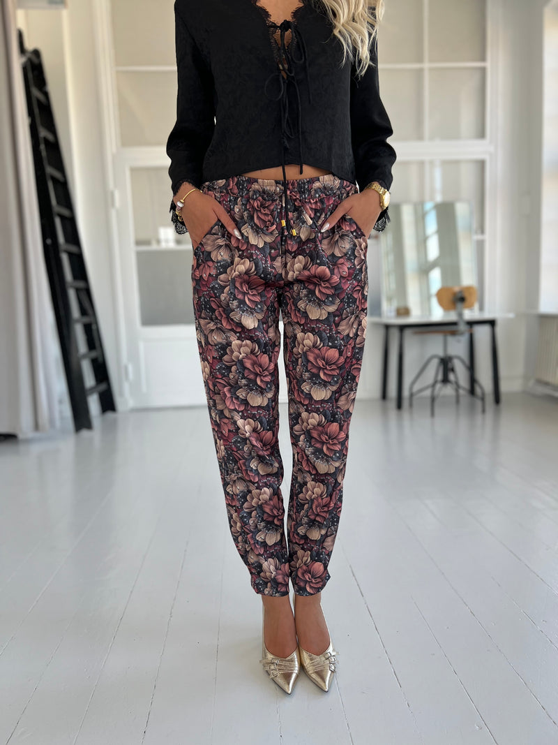 Gaspar Fiji flower pants (7914) fra webshoppen Aaberg Copenhagen