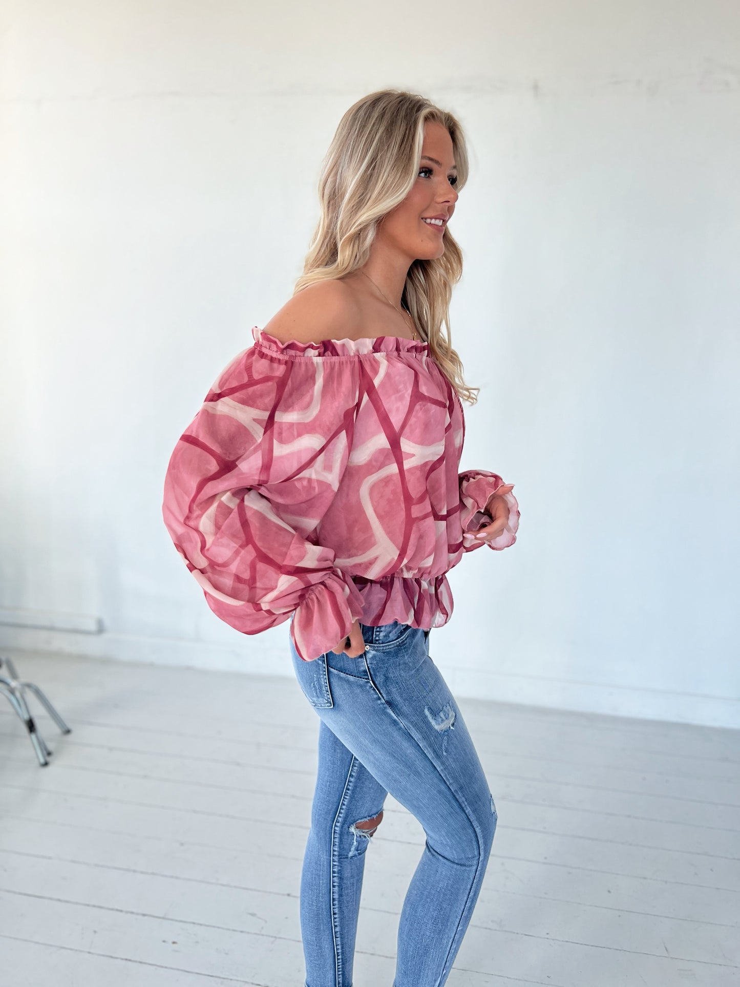 Model i Rosa bluse med smukt mønster fra webshoppen Aaberg Copenhagen