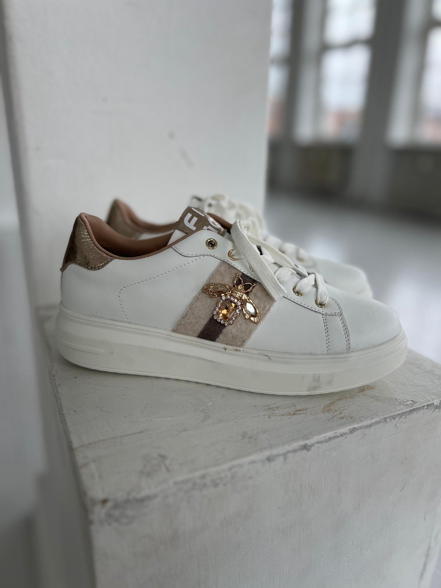 Covana white bee sneakers (0912) - Set fra siden - fra webshoppen Aaberg Copenhagen