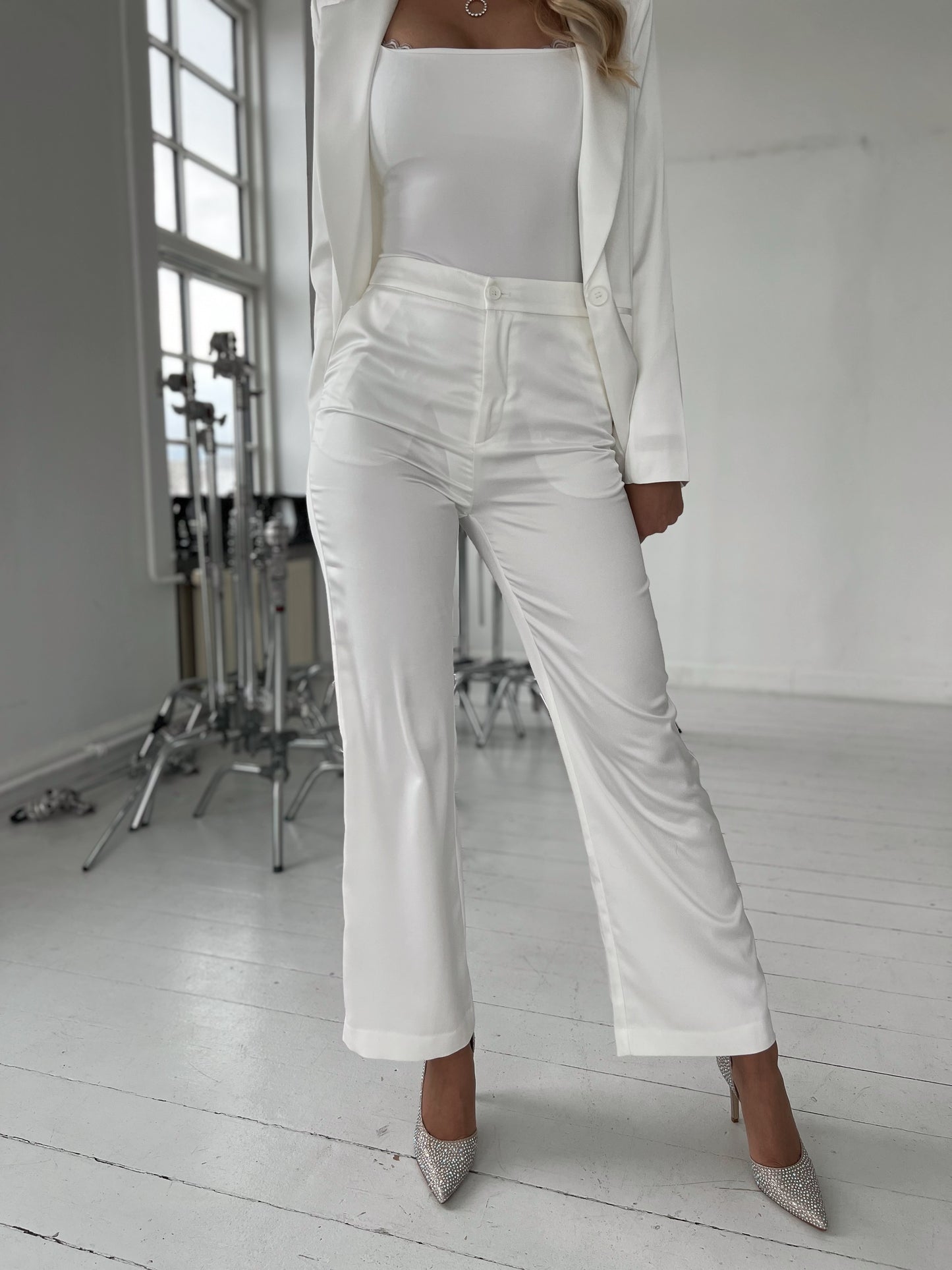 Model i Choklate hvide satin bukser (2305) fra webshoppen Aaberg Copenhagen