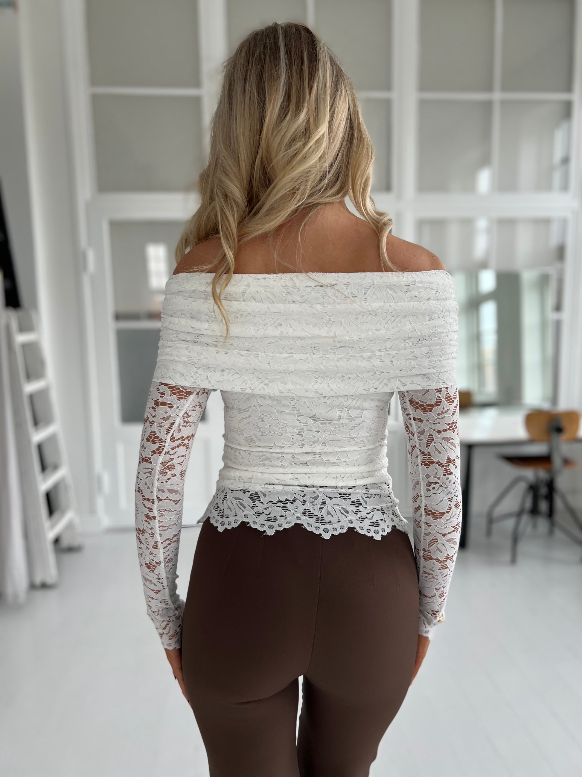 Eight Paris lace blouse (608) - viser off-shoulder design bagfra - Fra webshoppen Aaberg Copenhagen