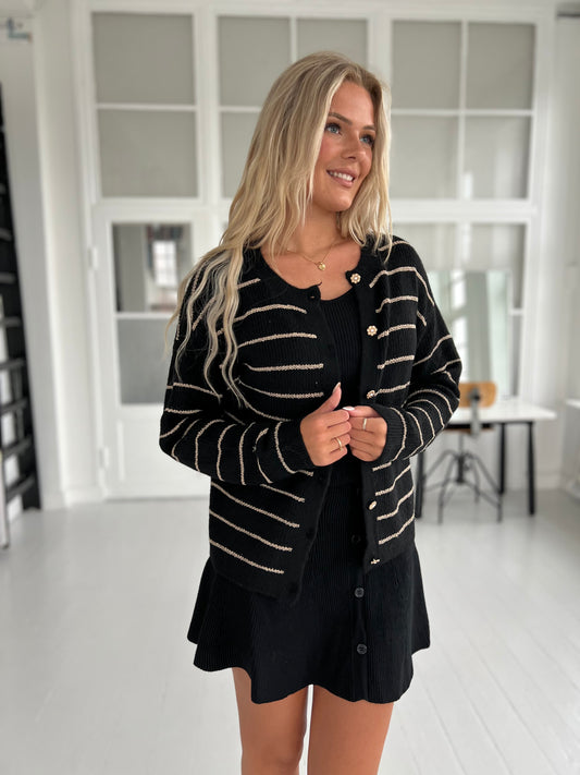 Miss Charm black cardigan (5943). Hold samlet, viser gylde stribede detaljer. Aaberg Copenhagen