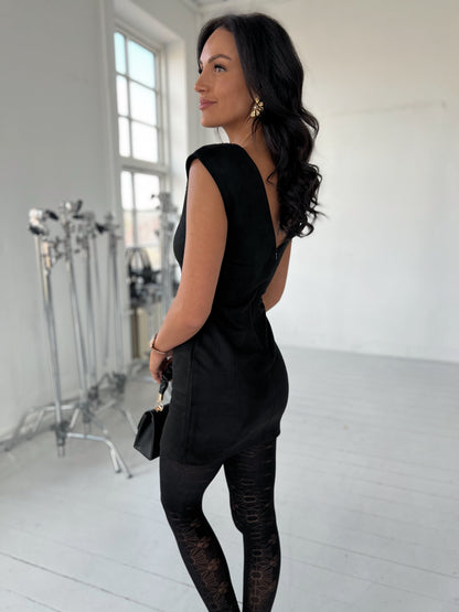 Model i Emmash sort kjole (9137) fra webshoppen Aaberg Copenhagen
