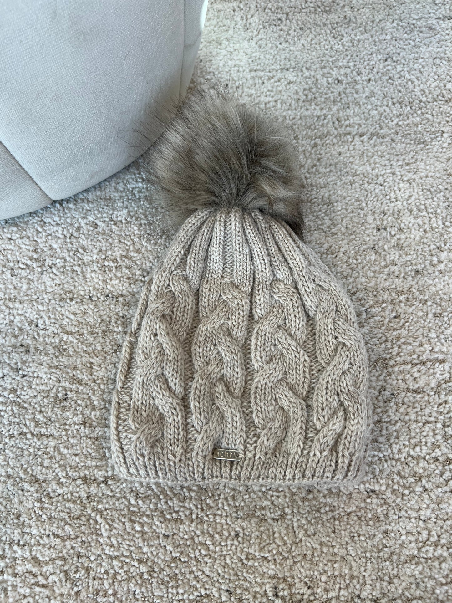 Achti beige pompom hat (2327) fra webshoppen Aaberg Copenhagen