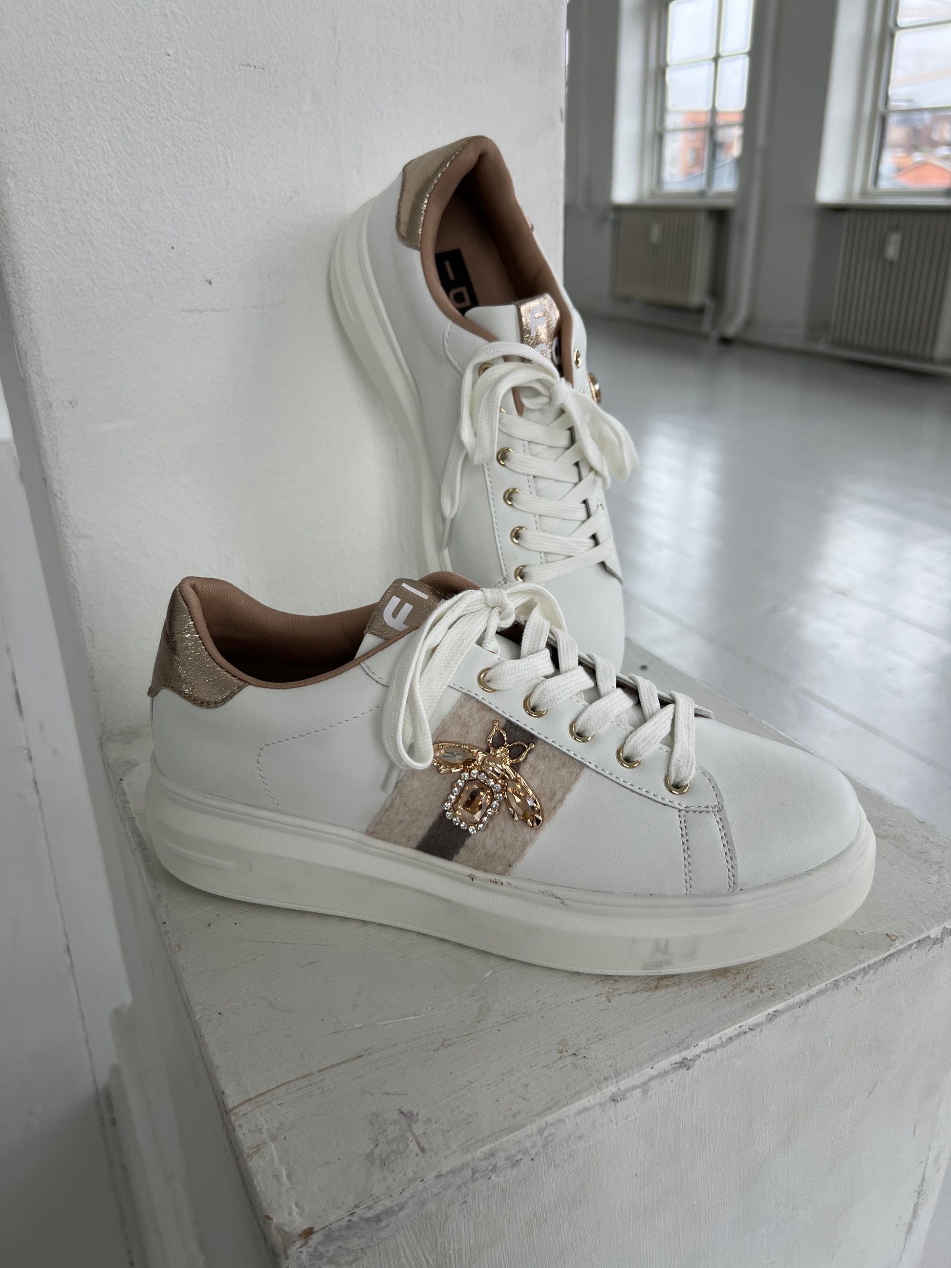 Covana white bee sneakers (0912) -  fremhæver pyntedetaljer - fra webshoppen Aaberg Copenhagen