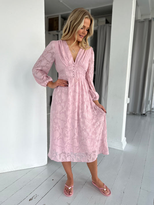 Model i Lovie & Co lyserød kjole (4243) fra webshoppen Aaberg Copenhagen