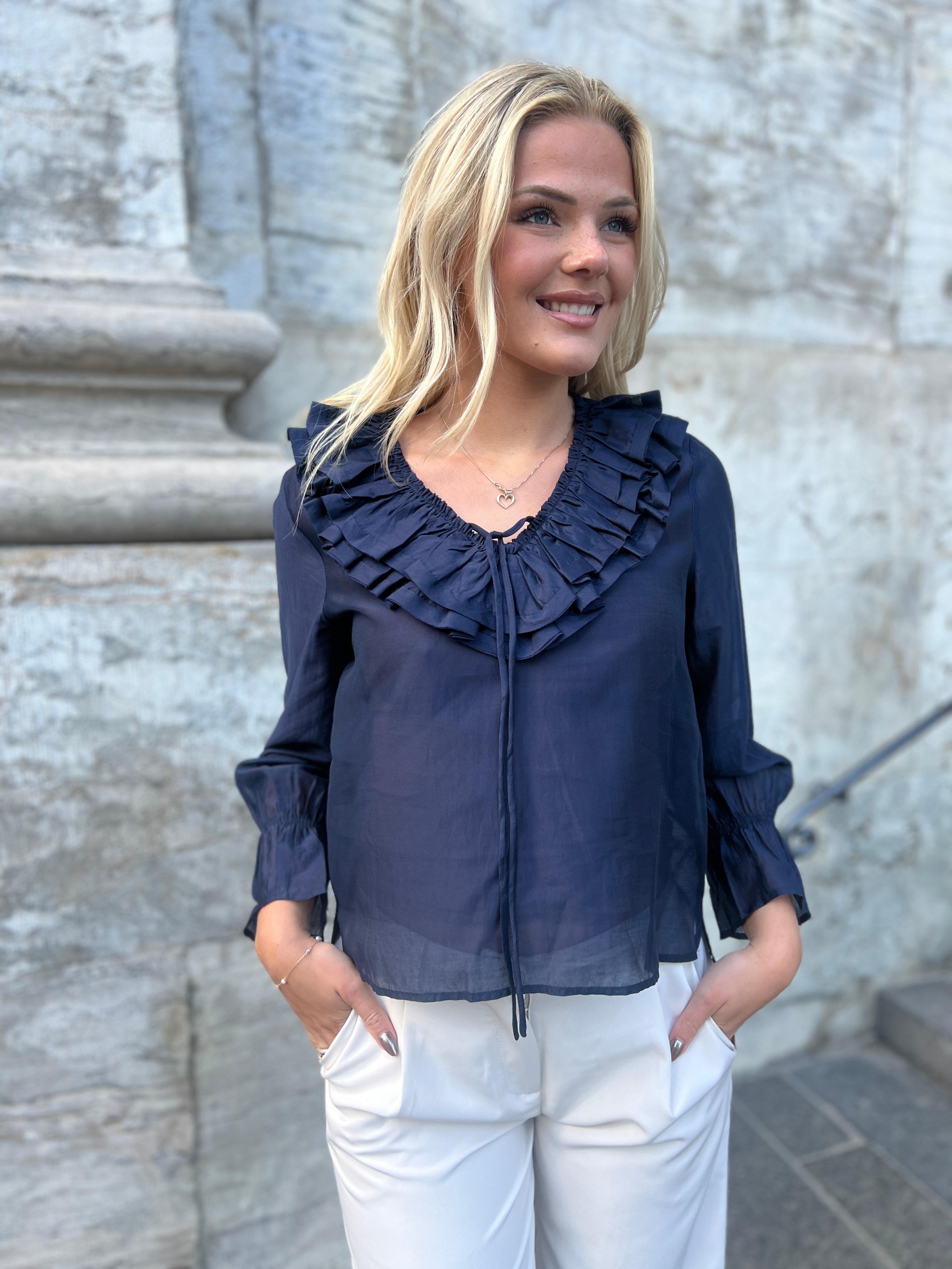 Continue skjorte med blonder og bindebånd - Åberg Copenhagen 