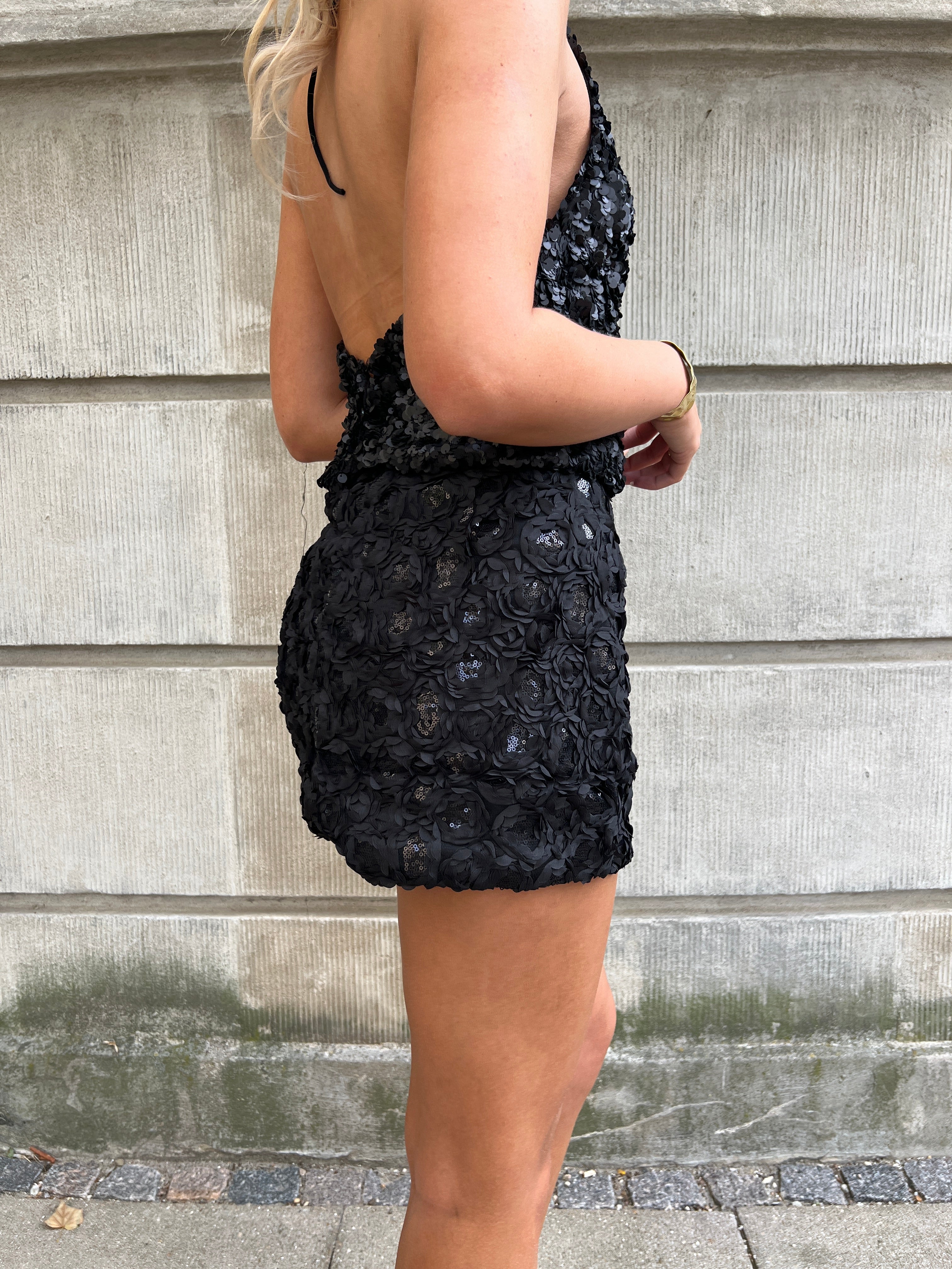 Elli White black skirt