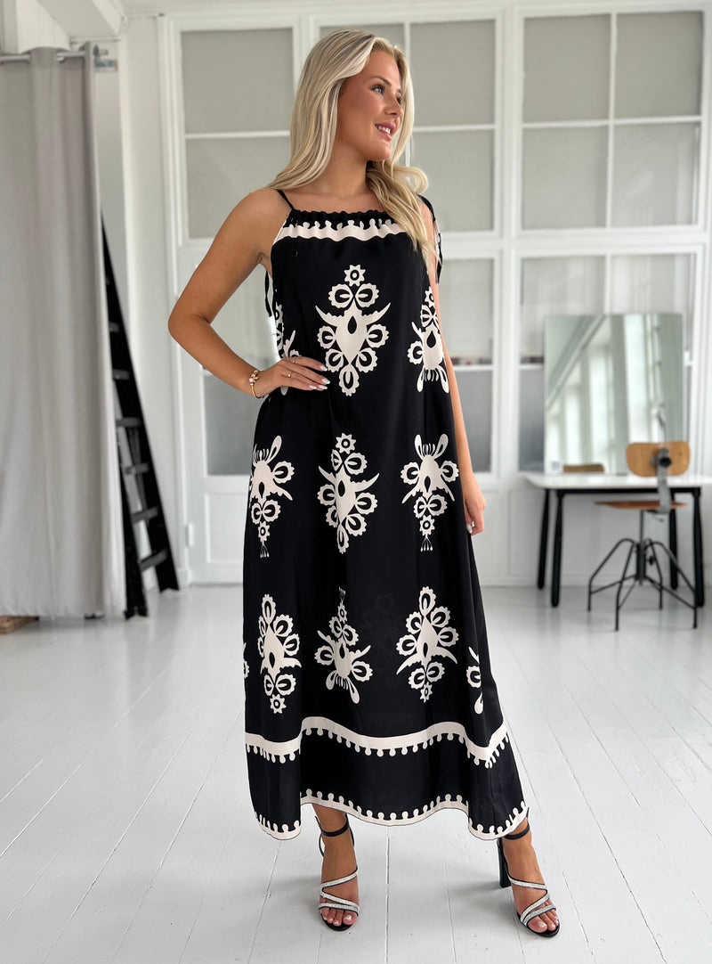 Syma long black printet dress (1861)-kjole-Åberg CPH-Onesize-Åberg Copenhagen DK